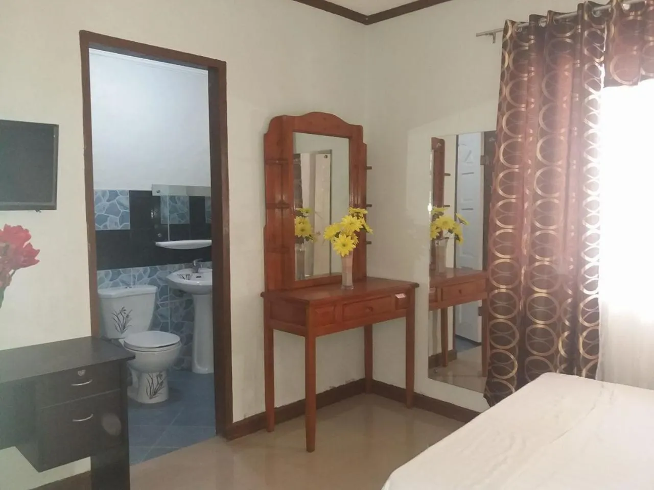 Bathroom, Bed in Villa Feliza