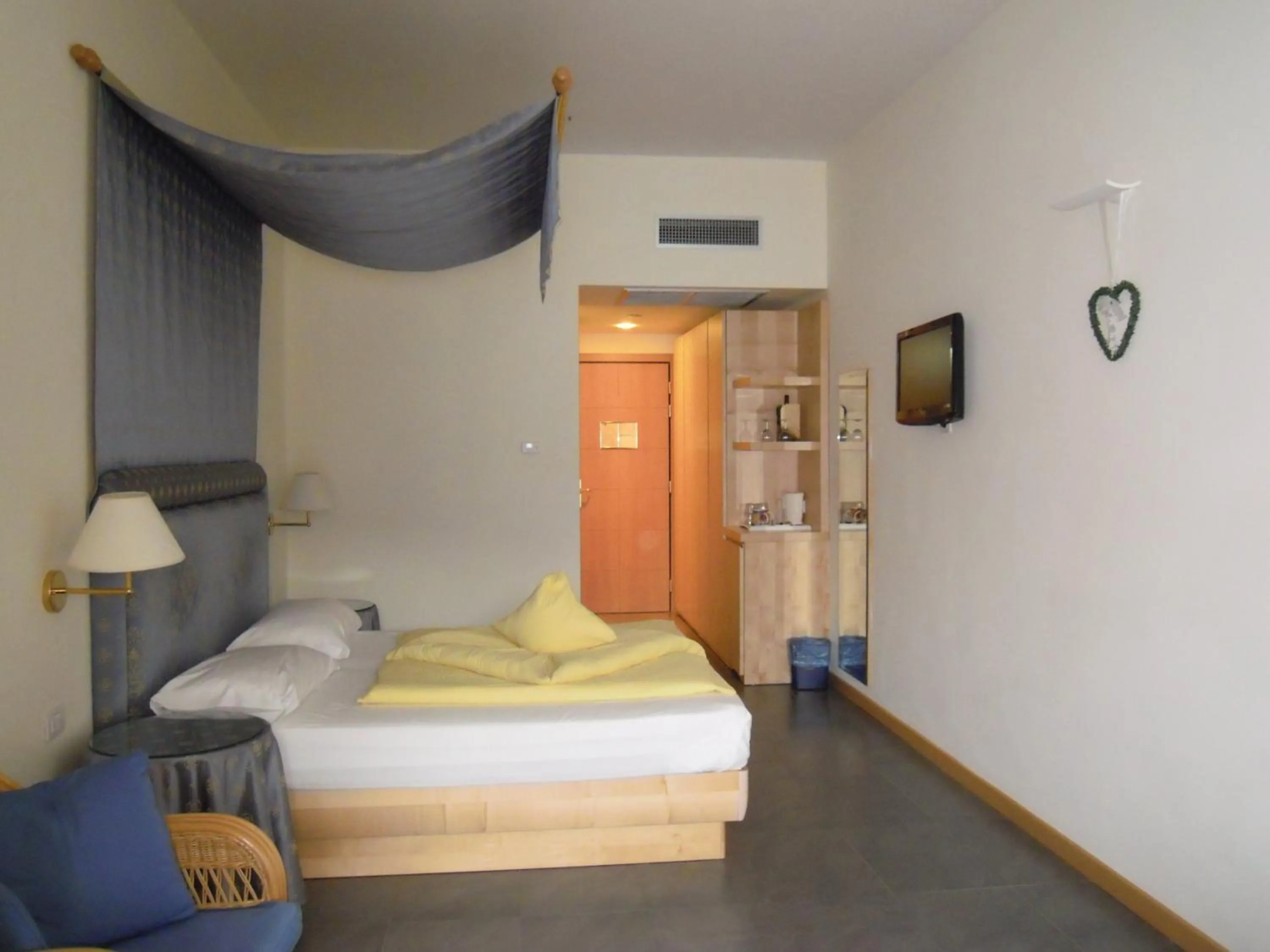 Photo of the whole room, Bed in Beach Hotel Du Lac Malcesine