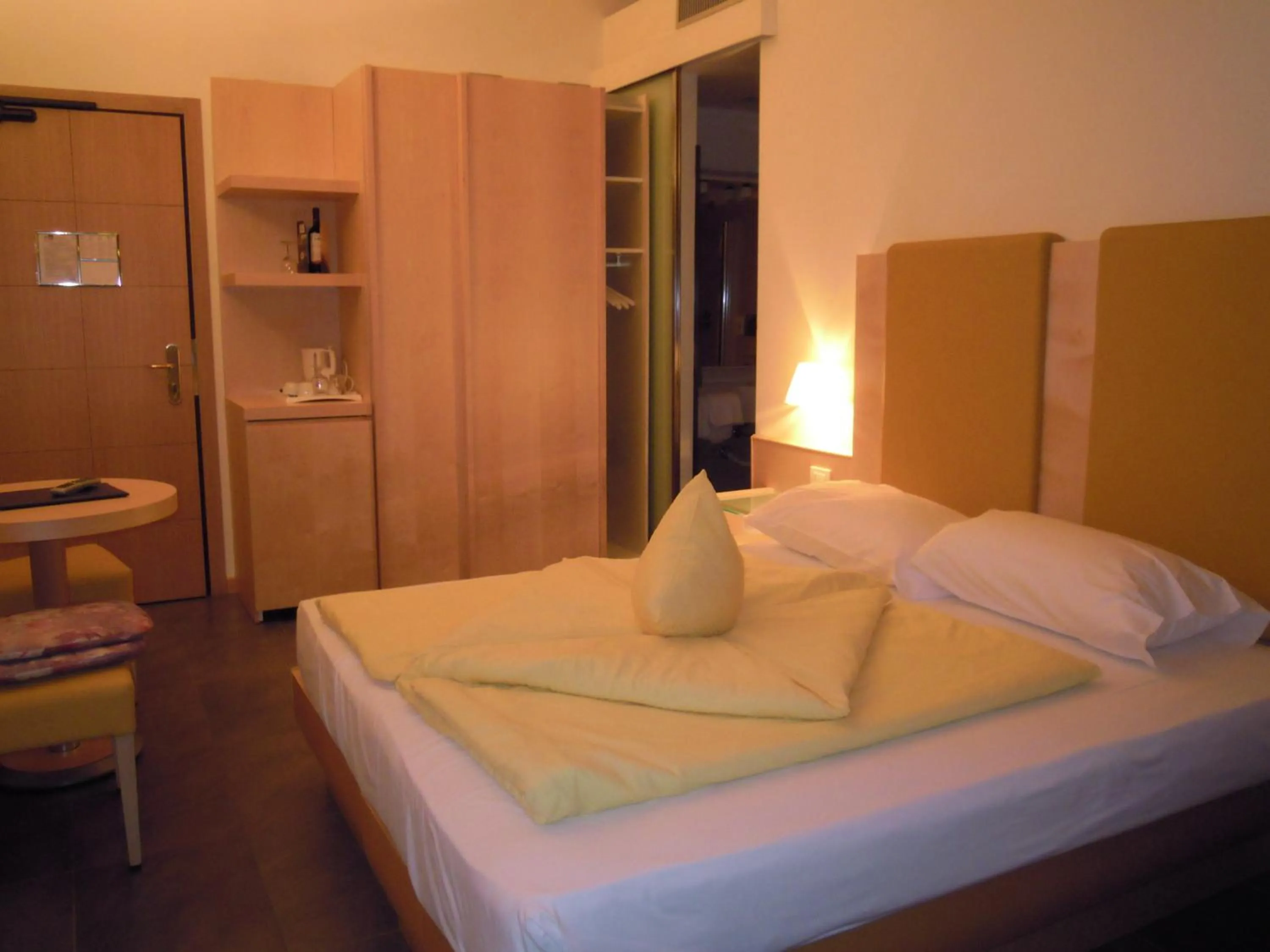 Photo of the whole room, Bed in Beach Hotel Du Lac Malcesine