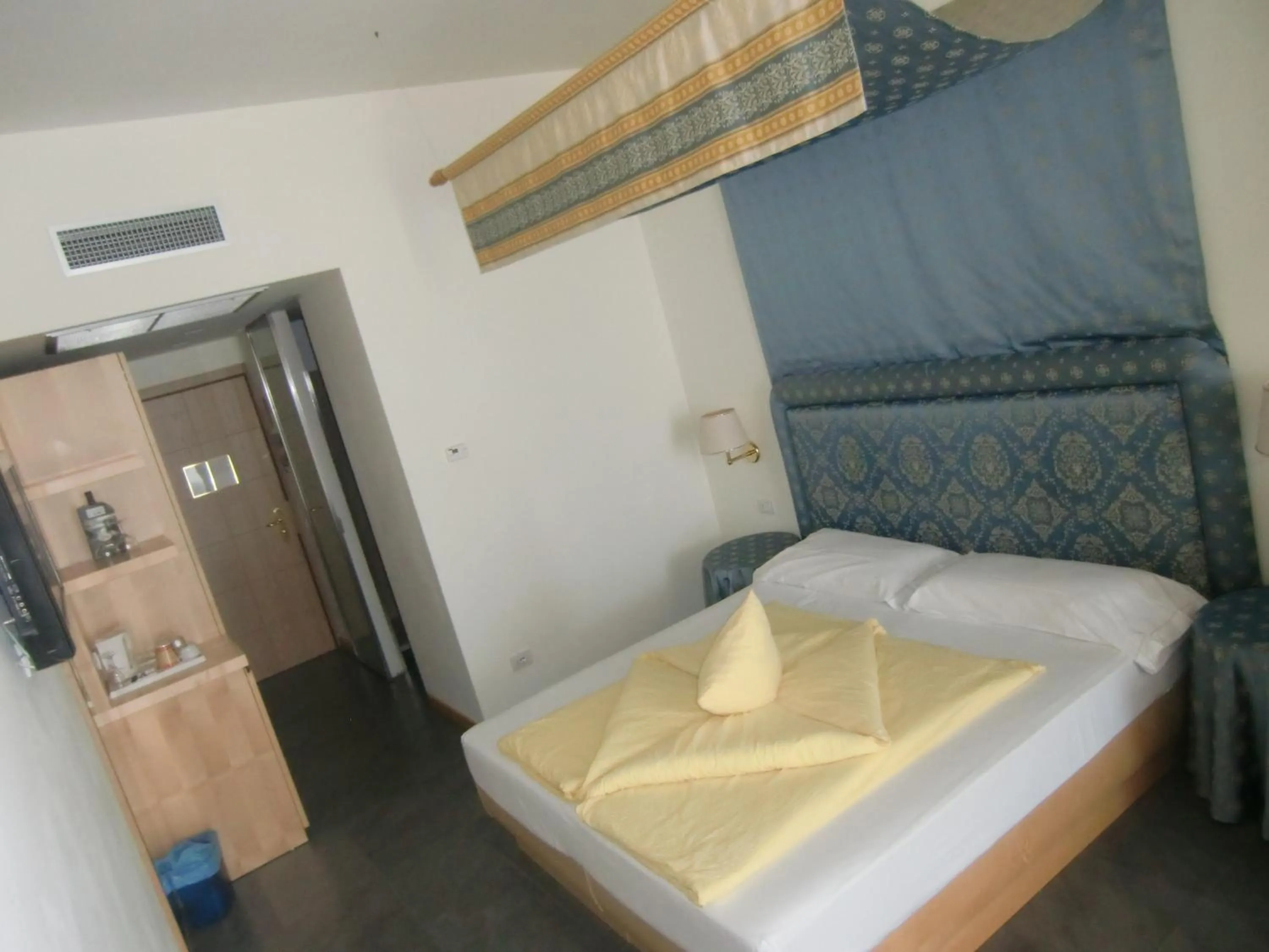 Photo of the whole room, Bed in Beach Hotel Du Lac Malcesine