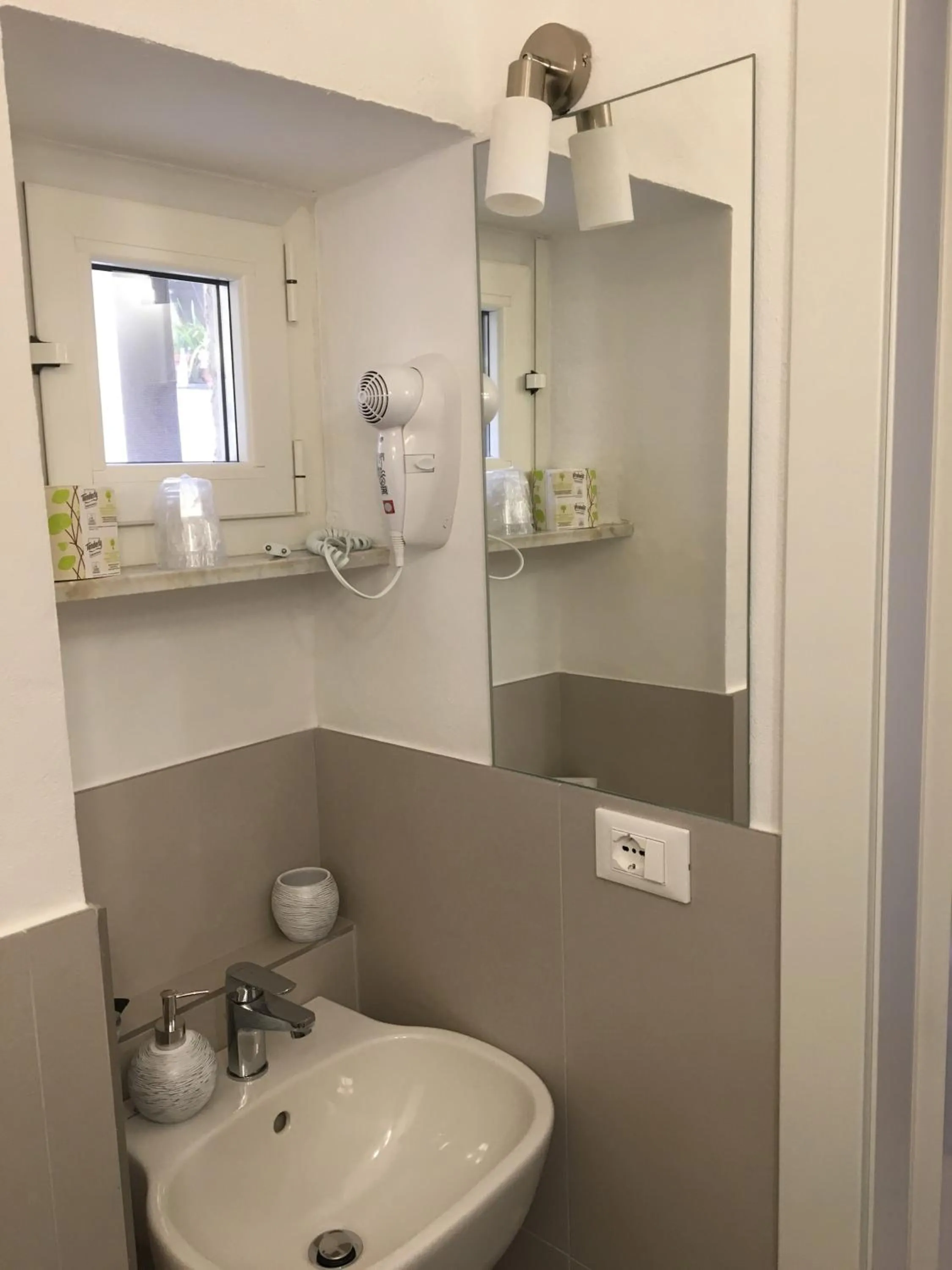 Bathroom in vernazza vacation 3