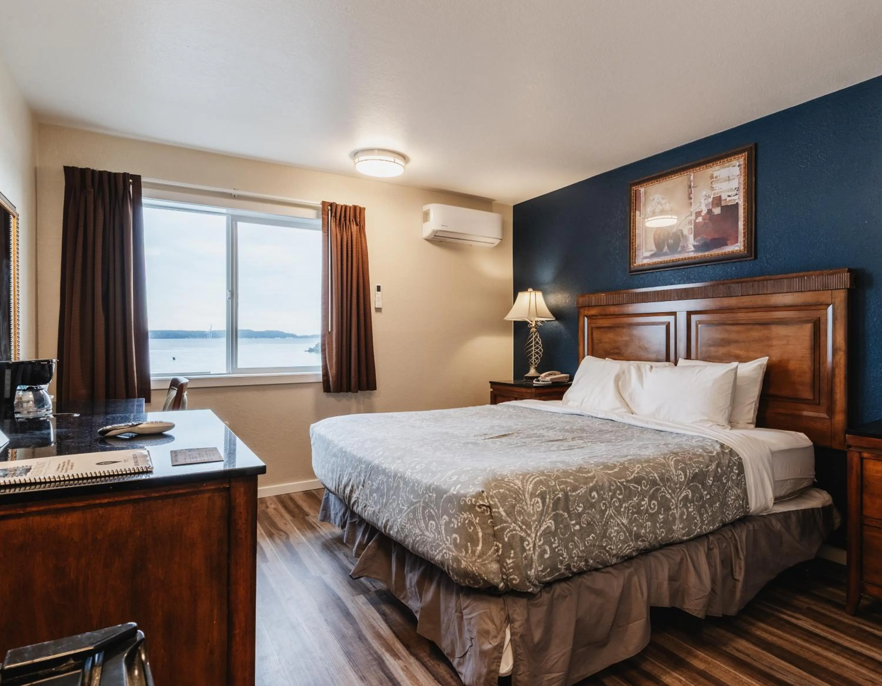 Bed in Water Front Inn