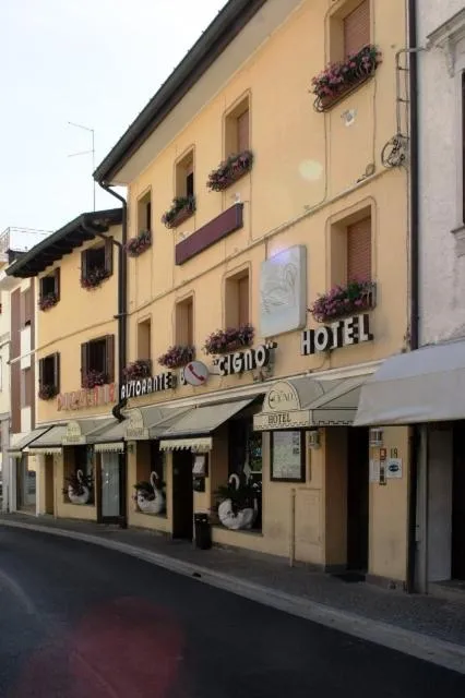 Property building in Hotel Ristorante Cigno - Camere and Aparthotel