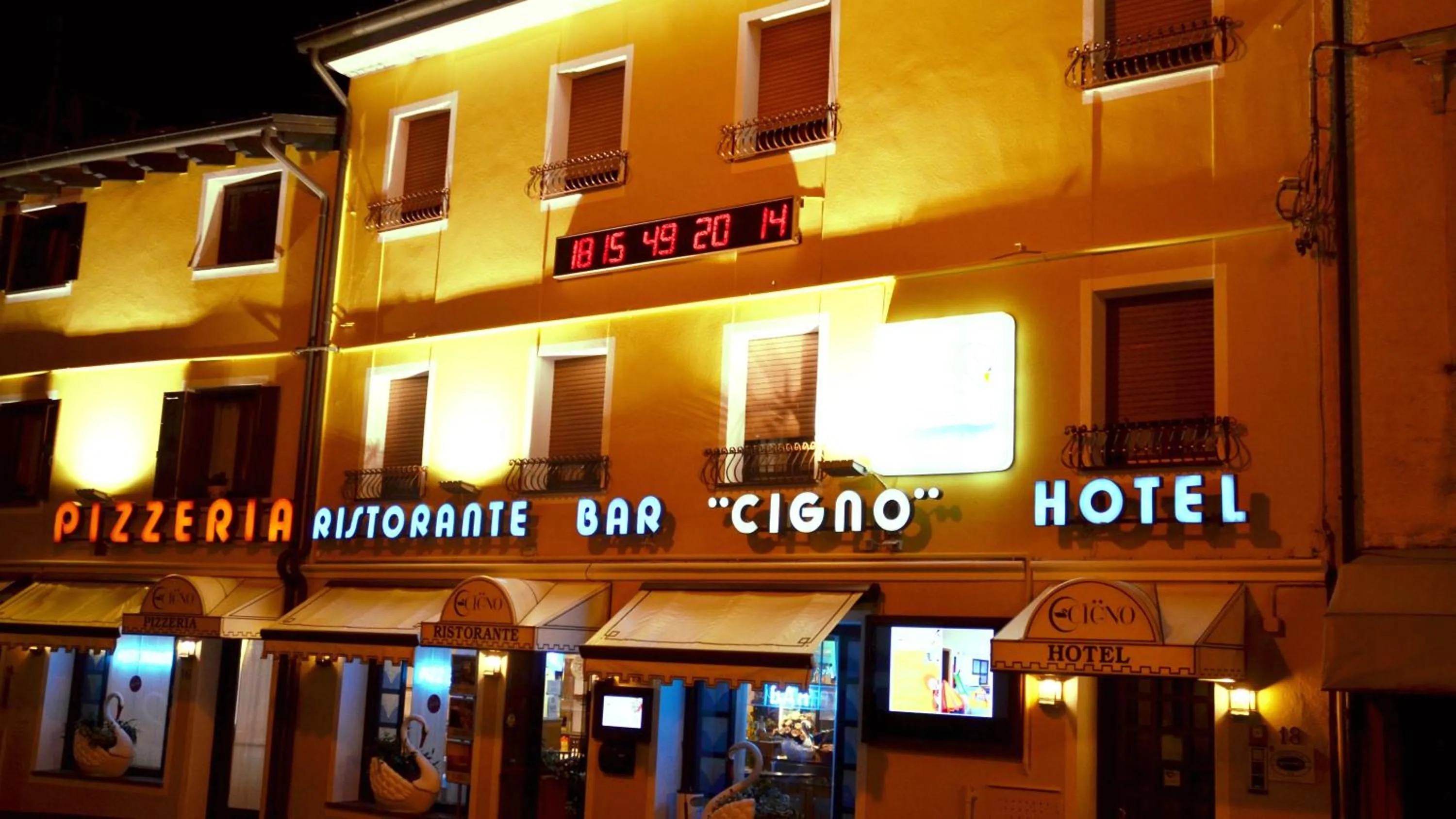 Property building in Hotel Ristorante Cigno - Camere and Aparthotel