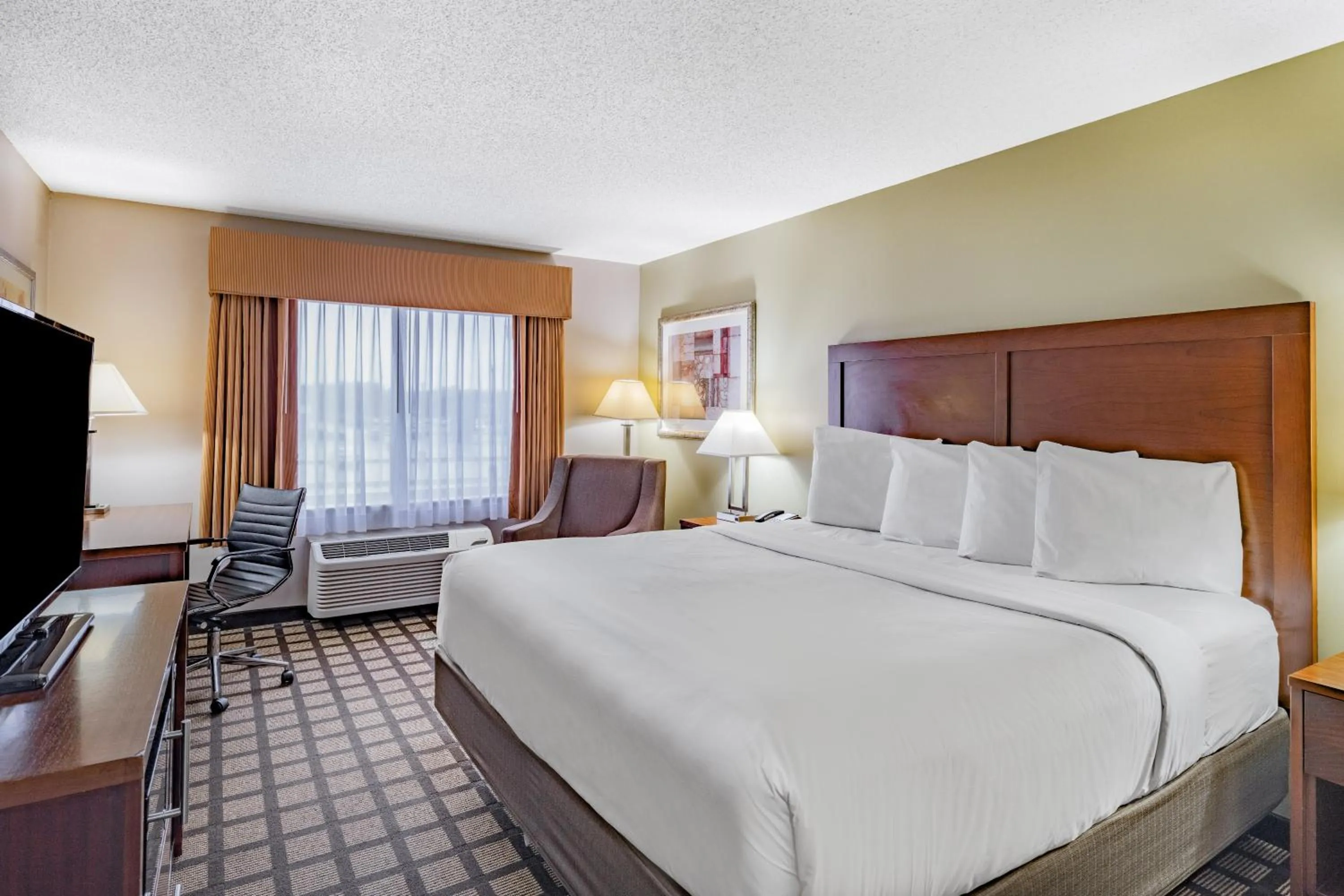 TV and multimedia, Bed in Baymont by Wyndham Gurnee