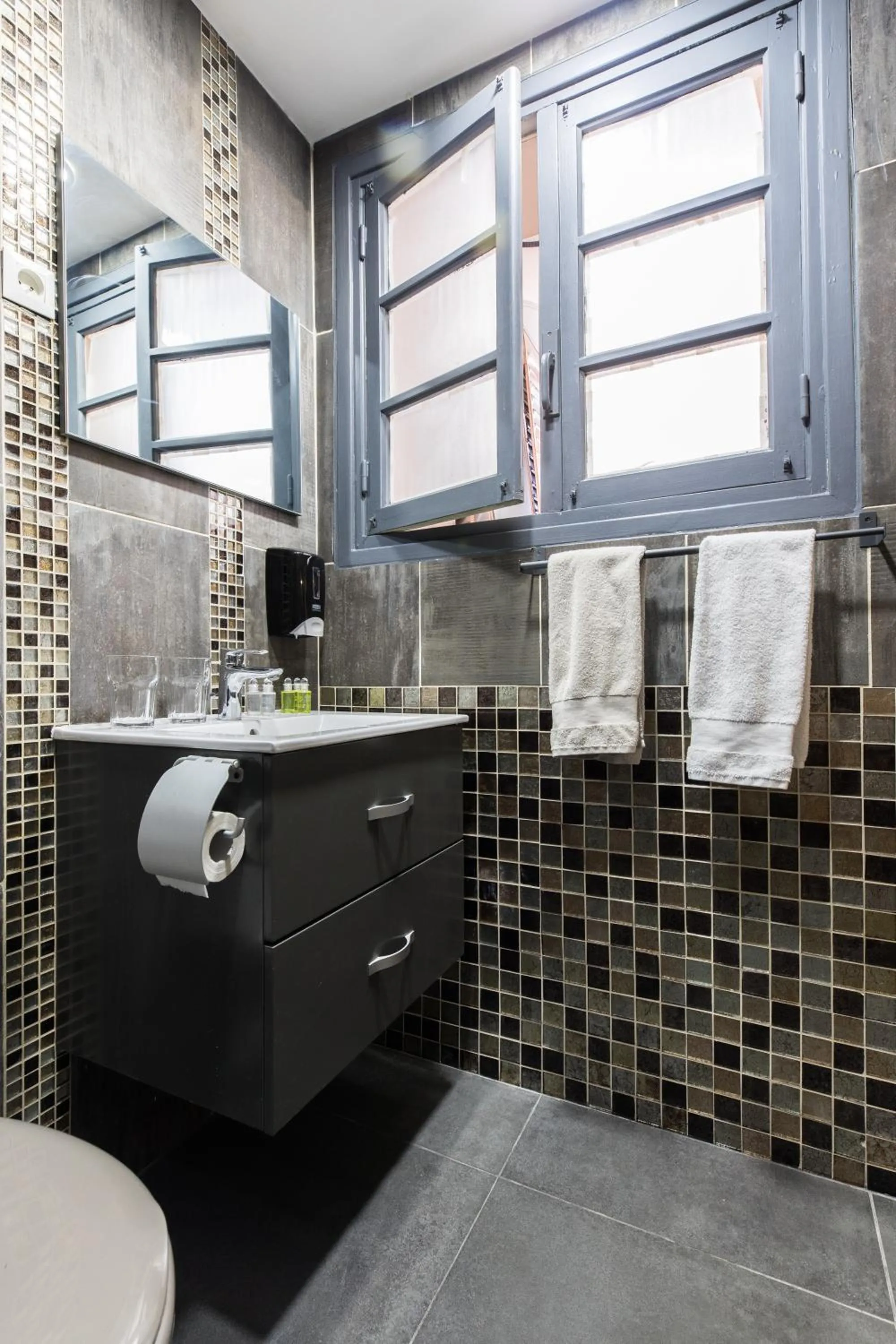 Bathroom in Hôtel des Beaux Arts