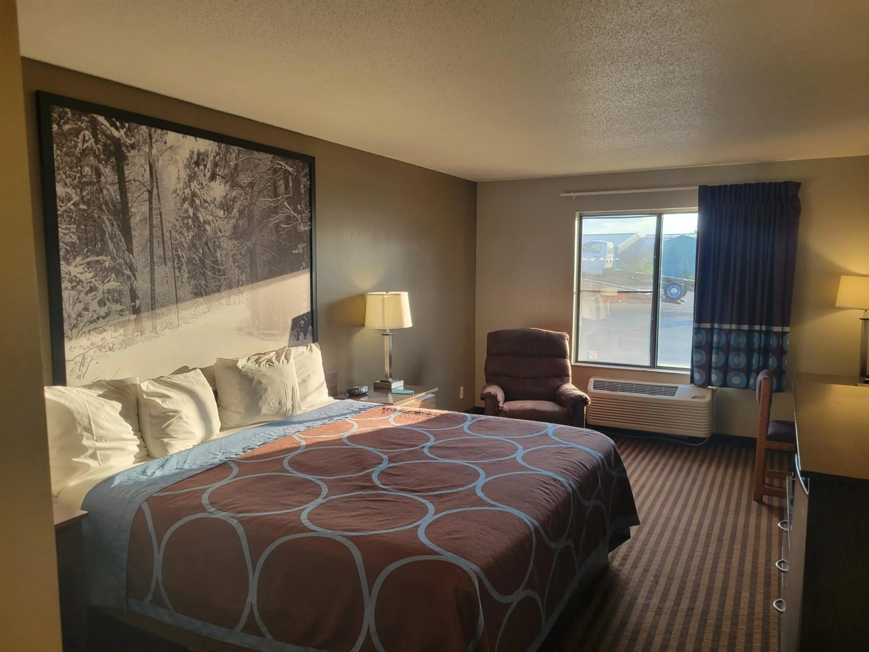 Bedroom, Bed in Super 8 by Wyndham Portage