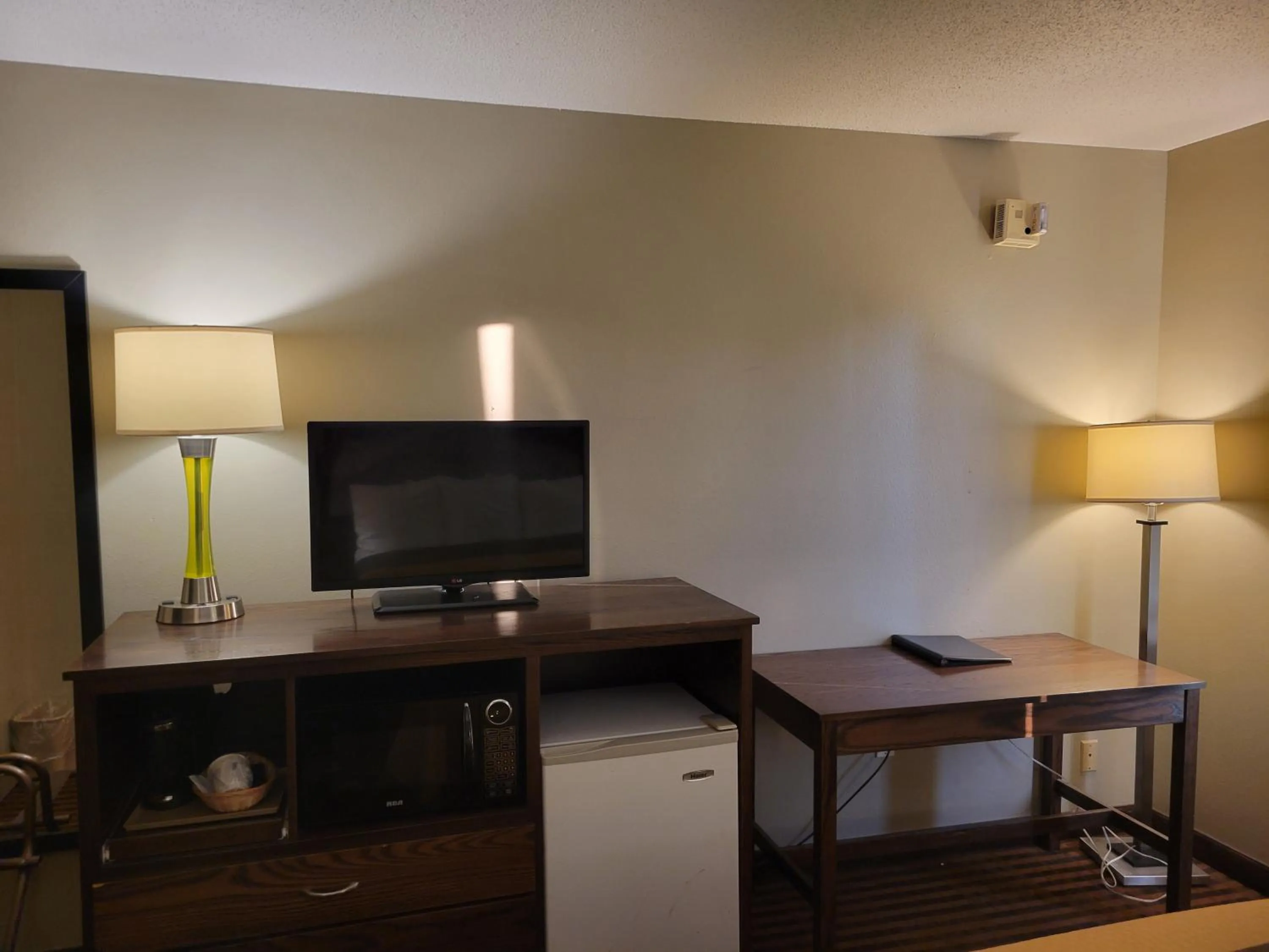 TV and multimedia in Super 8 by Wyndham Portage