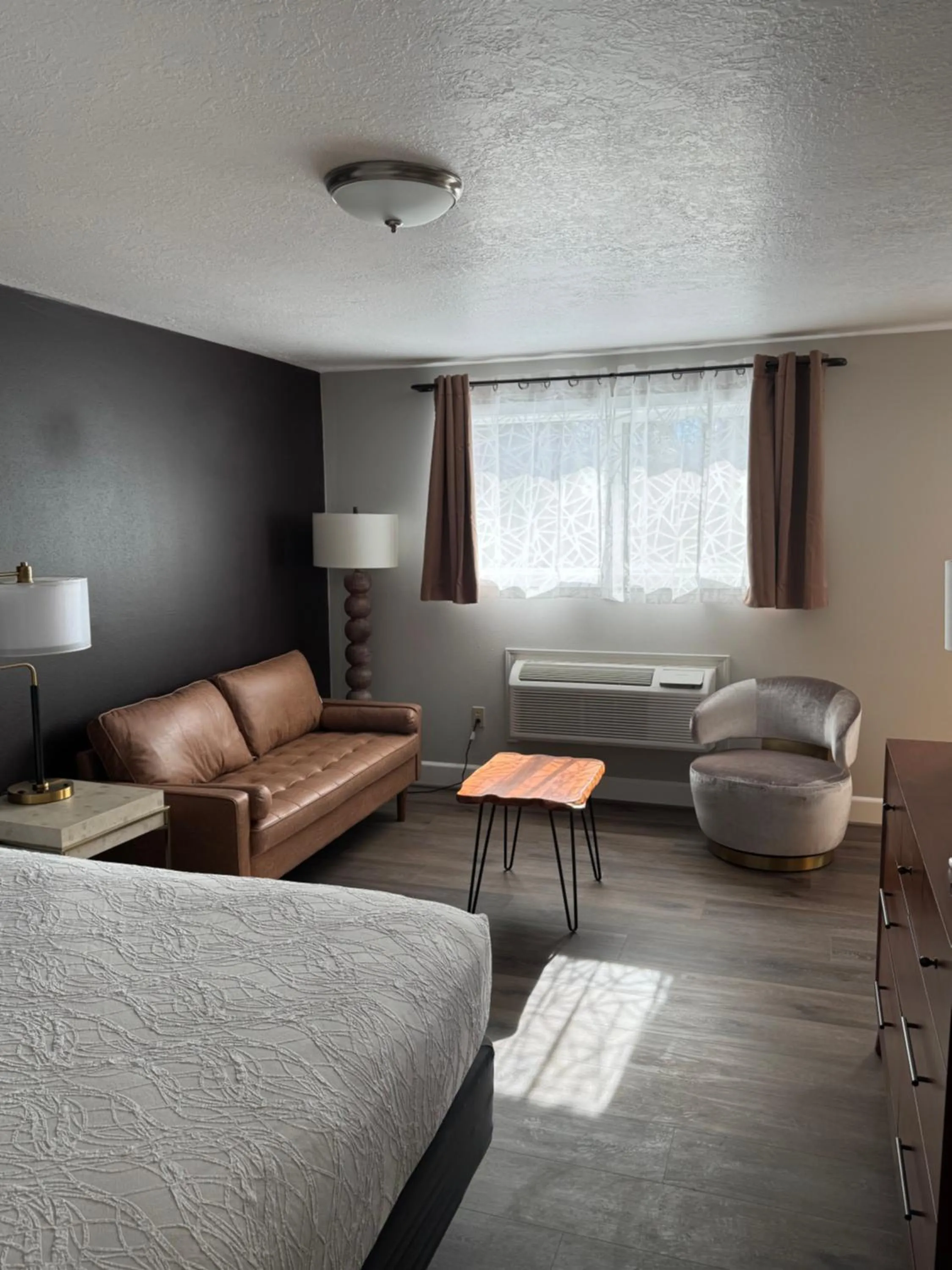 Living room, Bed in Bridge Street Inn