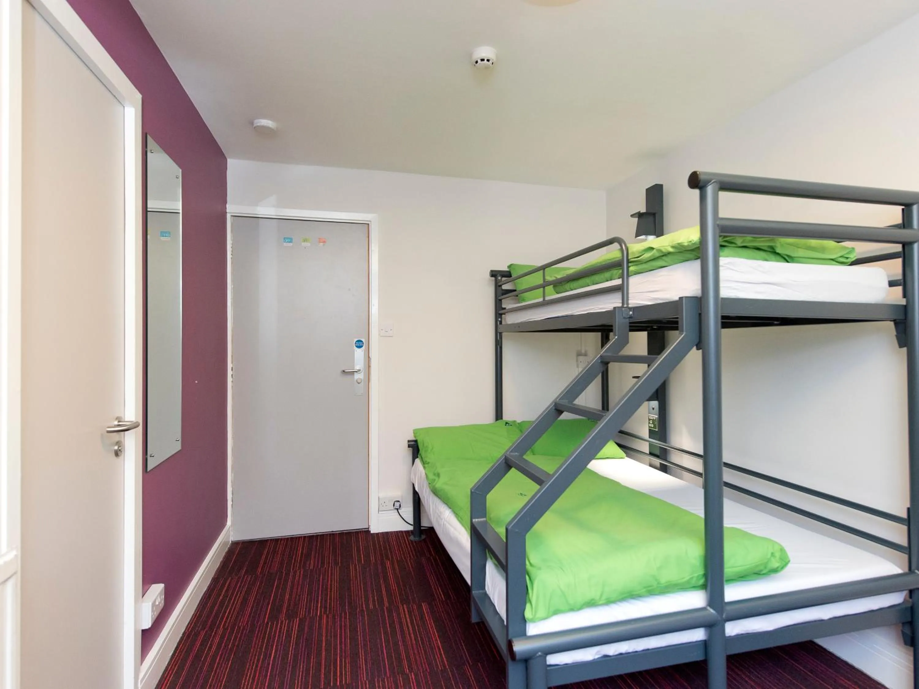 Bedroom, Bed in YHA London Thameside