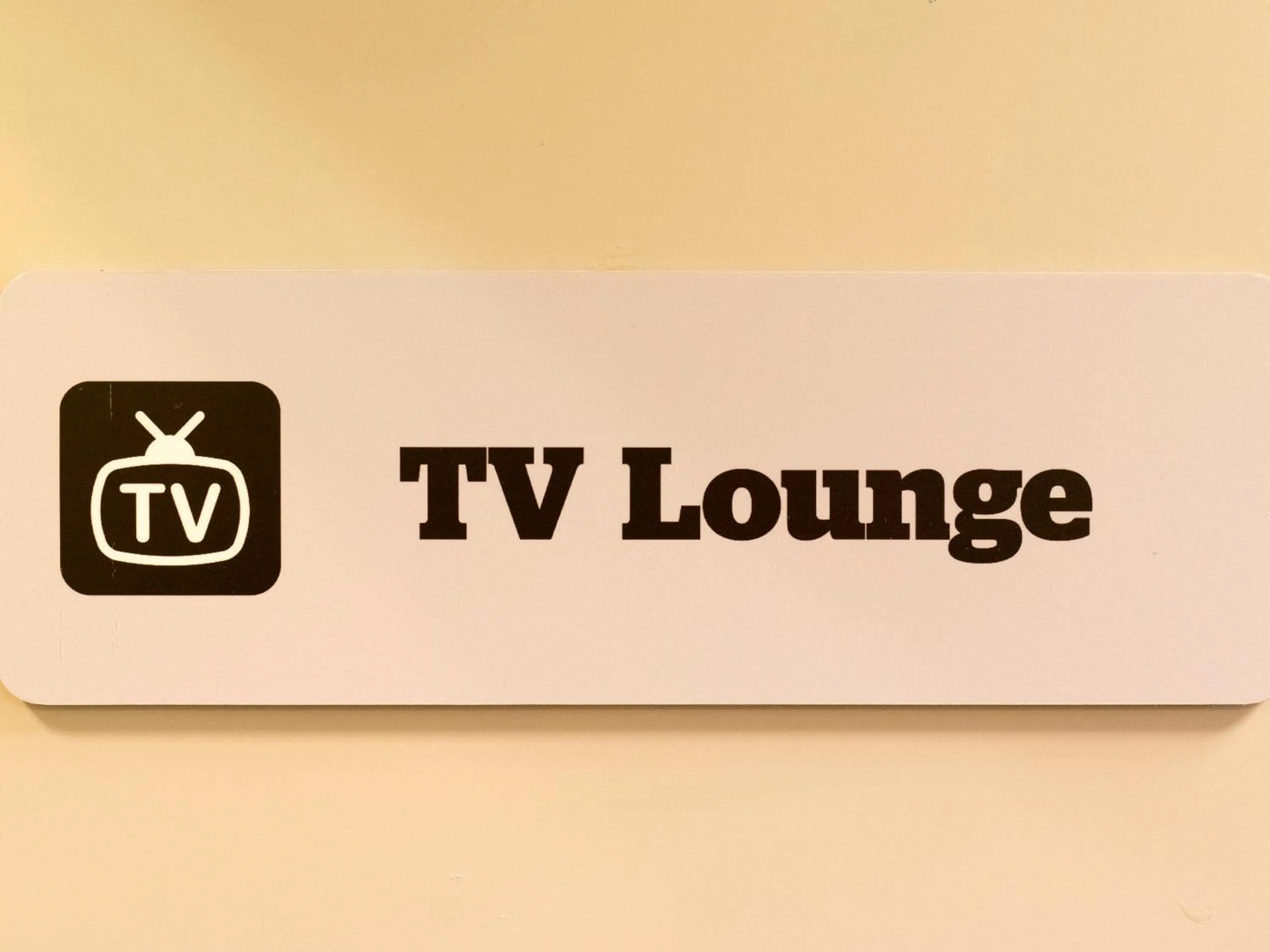 Communal lounge/ TV room in YHA London Thameside