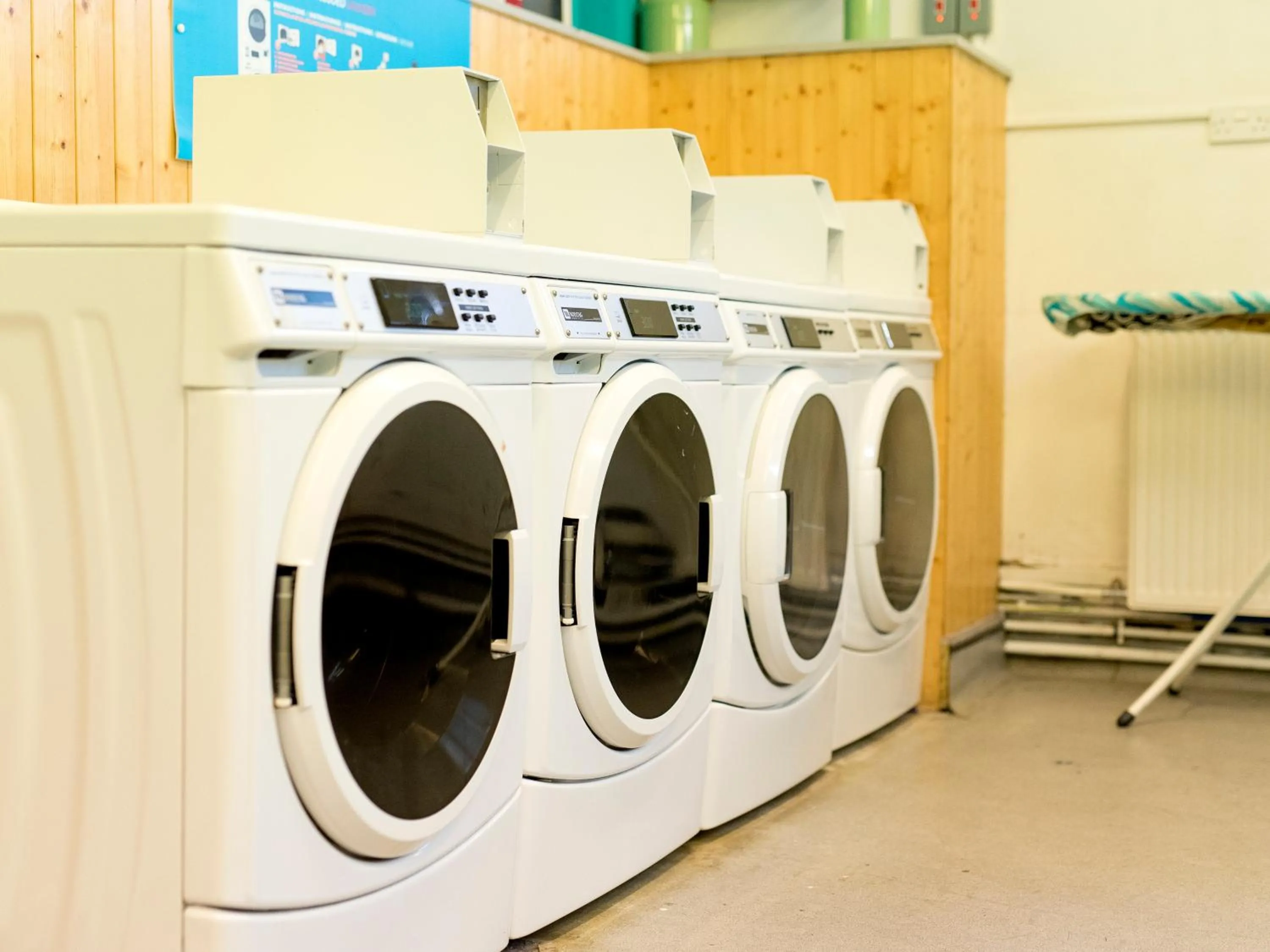 washing machine in YHA London Thameside