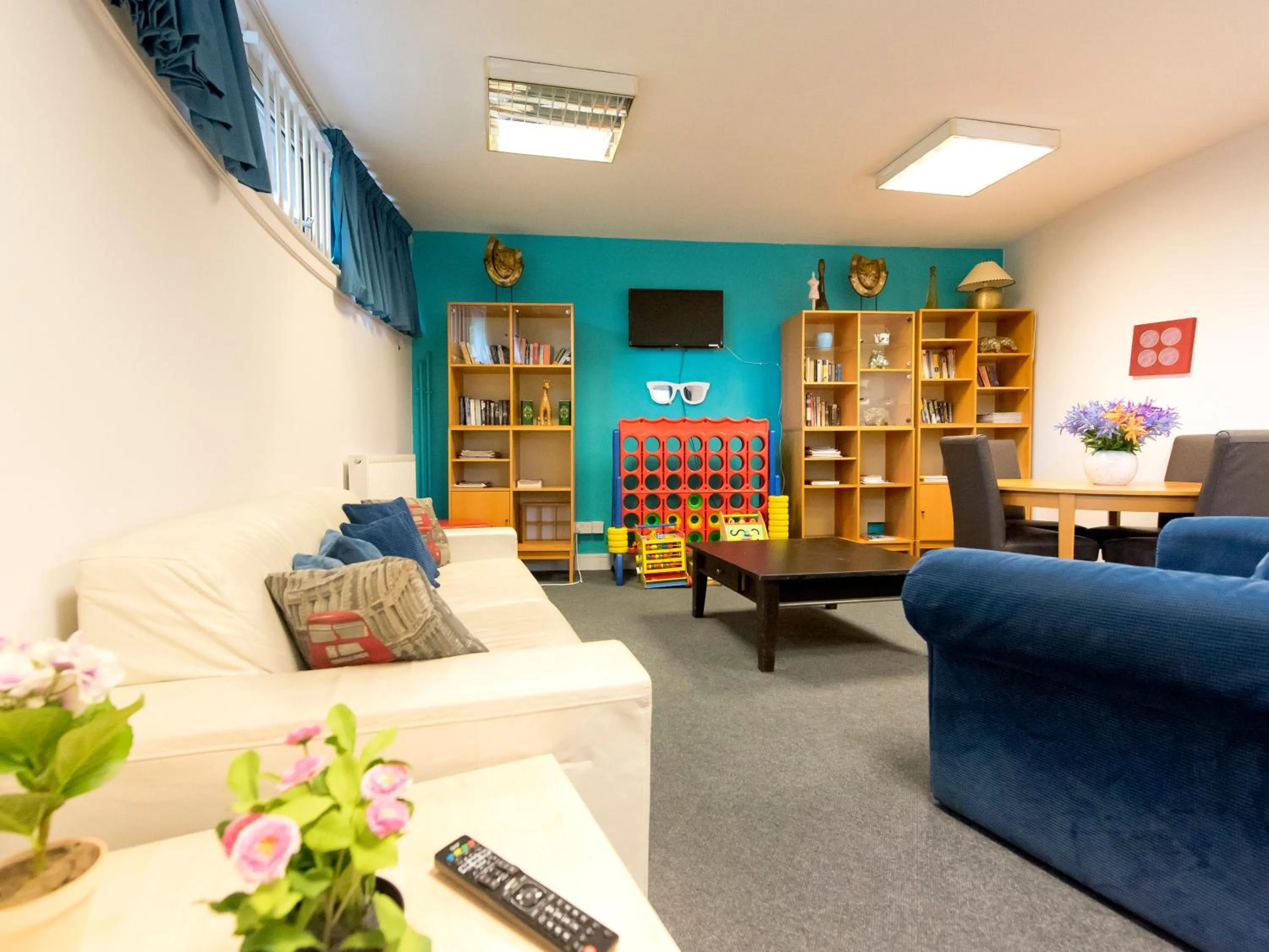 Communal lounge/ TV room in YHA London Thameside