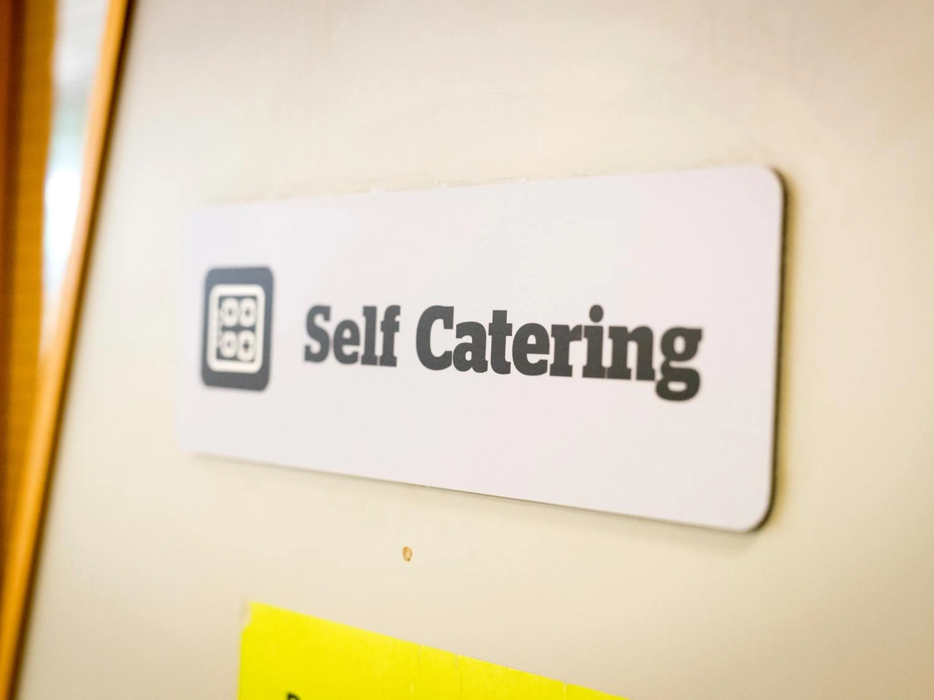 Communal kitchen in YHA London Thameside