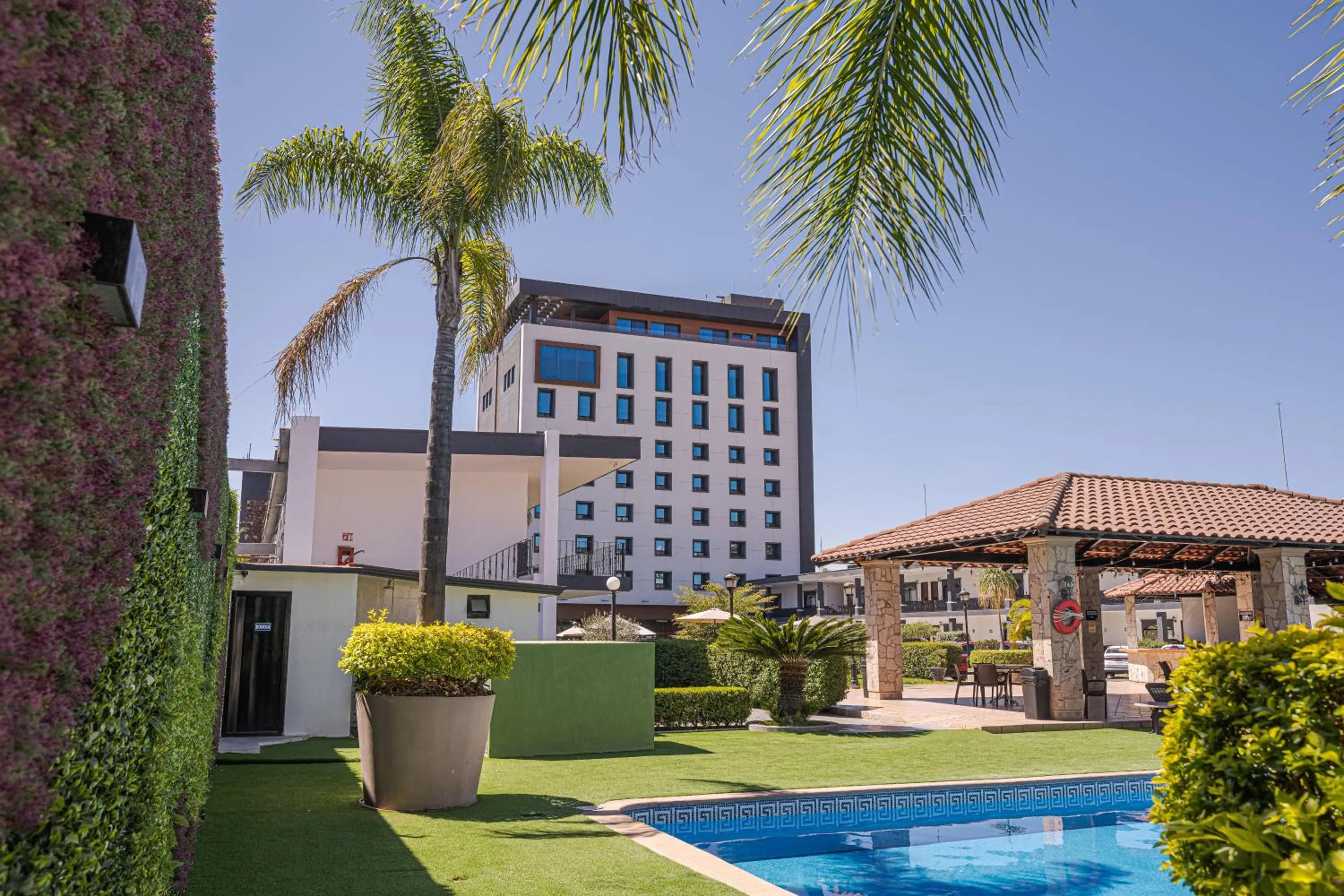 Swimming pool in Hotel Malibu