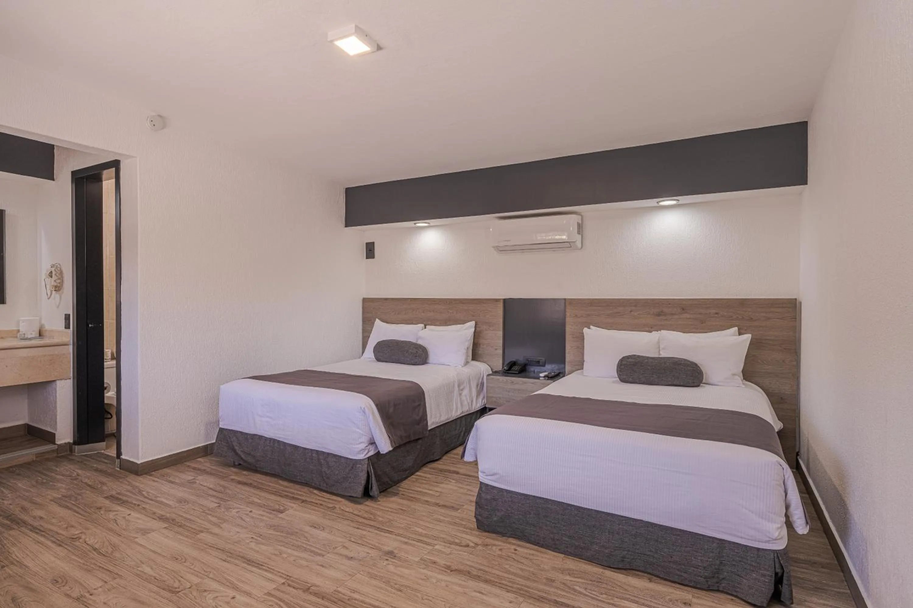 Photo of the whole room, Bed in Hotel Malibu