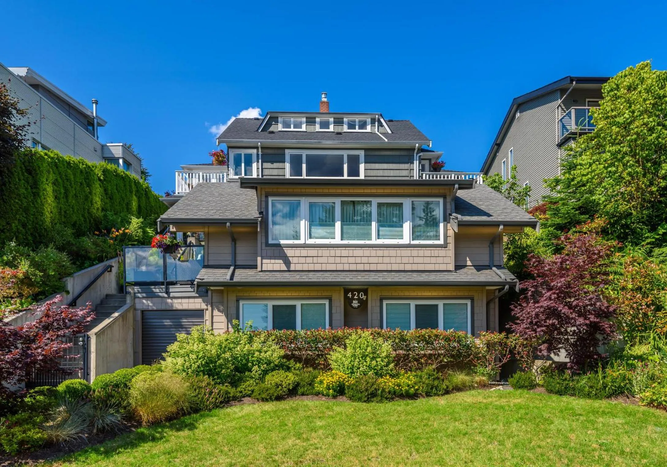 Property building in Crystal's View Bed & Breakfast