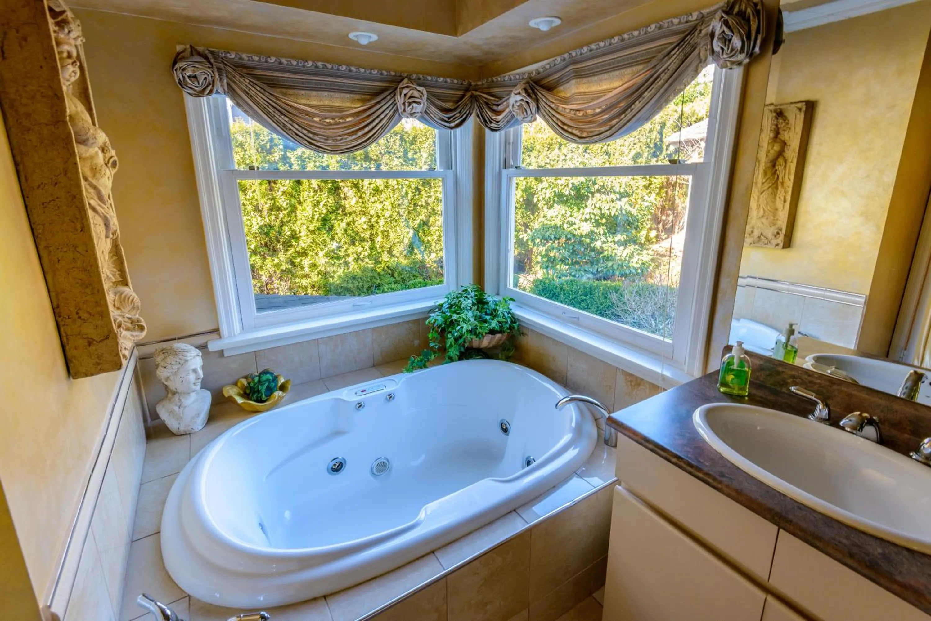 Toilet in Crystal's View Bed & Breakfast