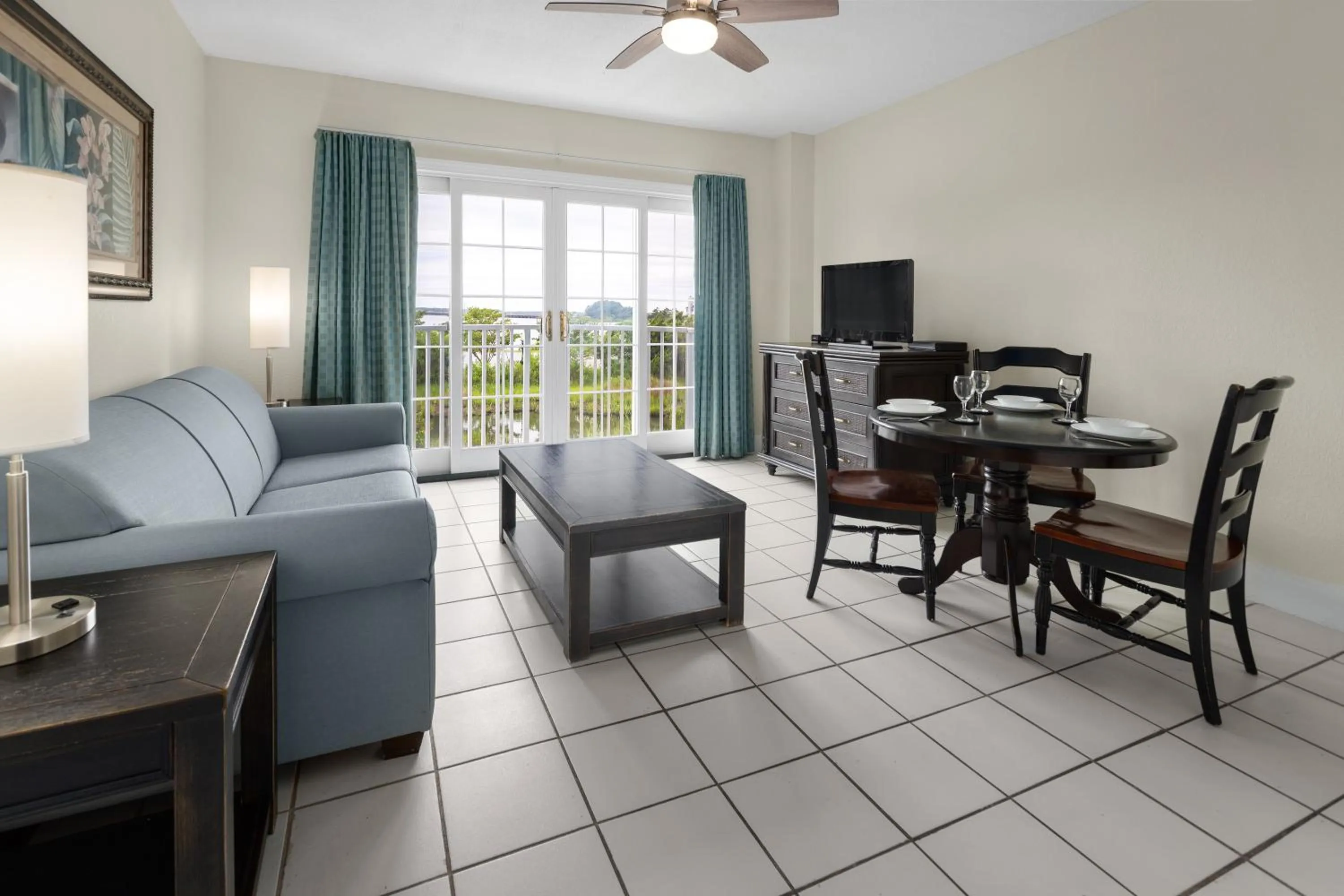 Living room in Coconut Malorie Resort Ocean City, Ascend Collection Hotel