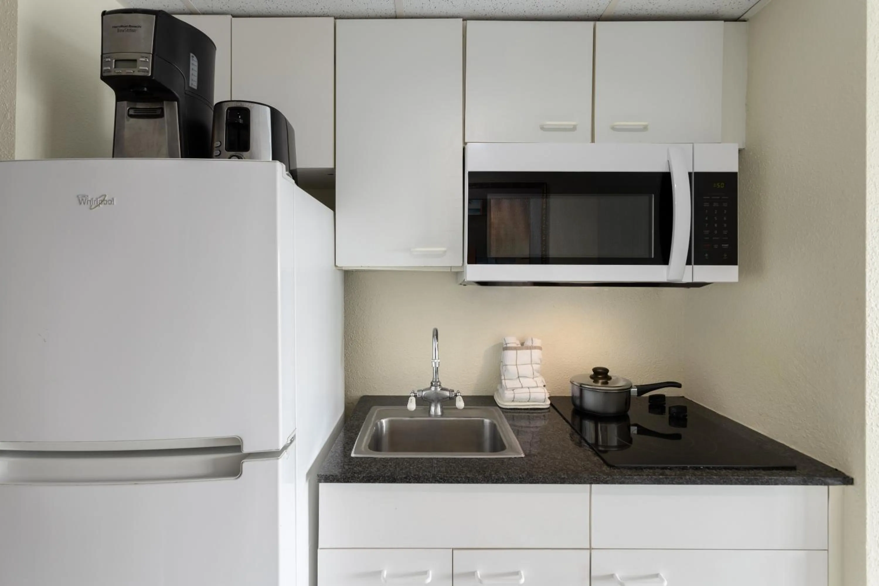 Kitchen or kitchenette in Coconut Malorie Resort Ocean City, Ascend Collection Hotel