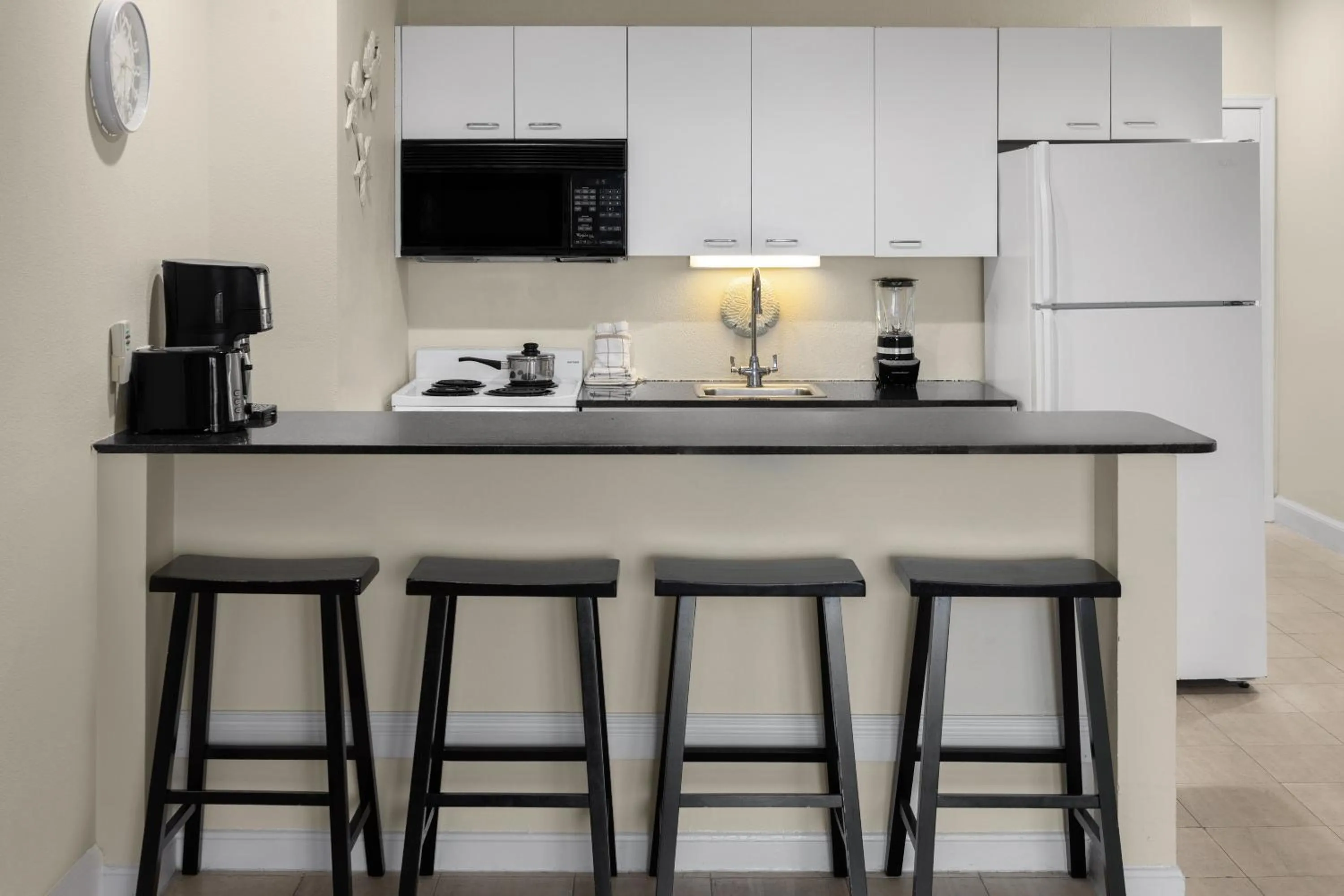 Kitchen or kitchenette in Coconut Malorie Resort Ocean City, Ascend Collection Hotel