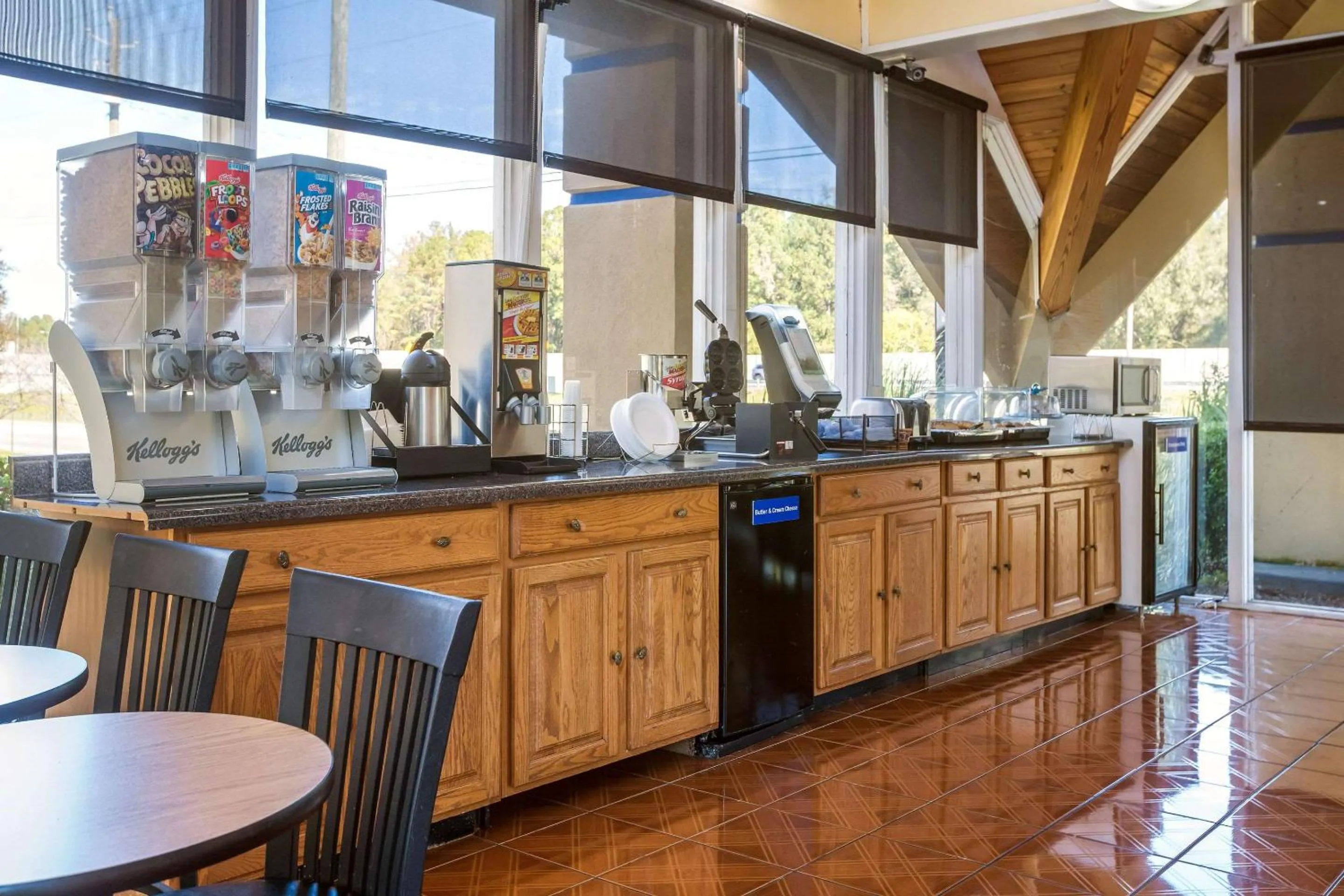 Restaurant/places to eat in Super 8 by Wyndham Macon GA