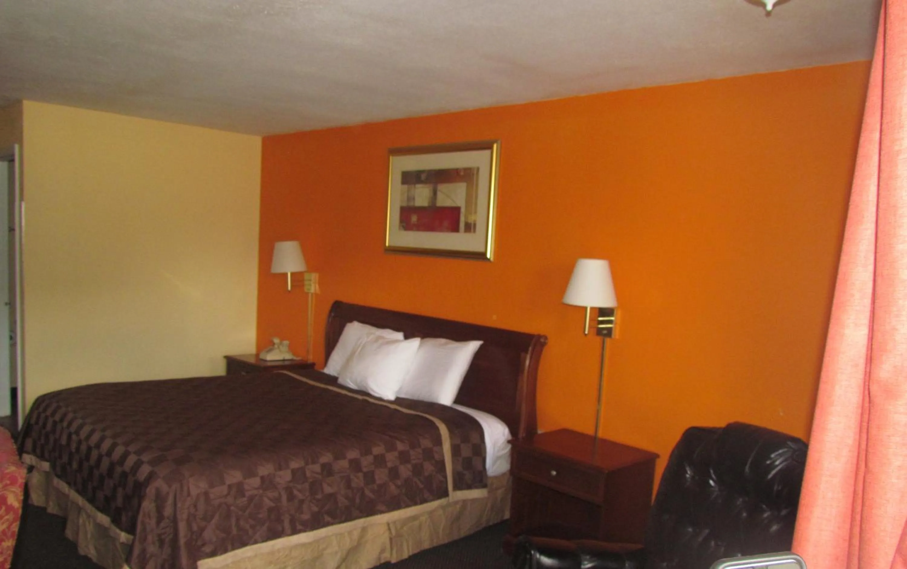 Bedroom, Bed in Red Carpet Inn - Augusta