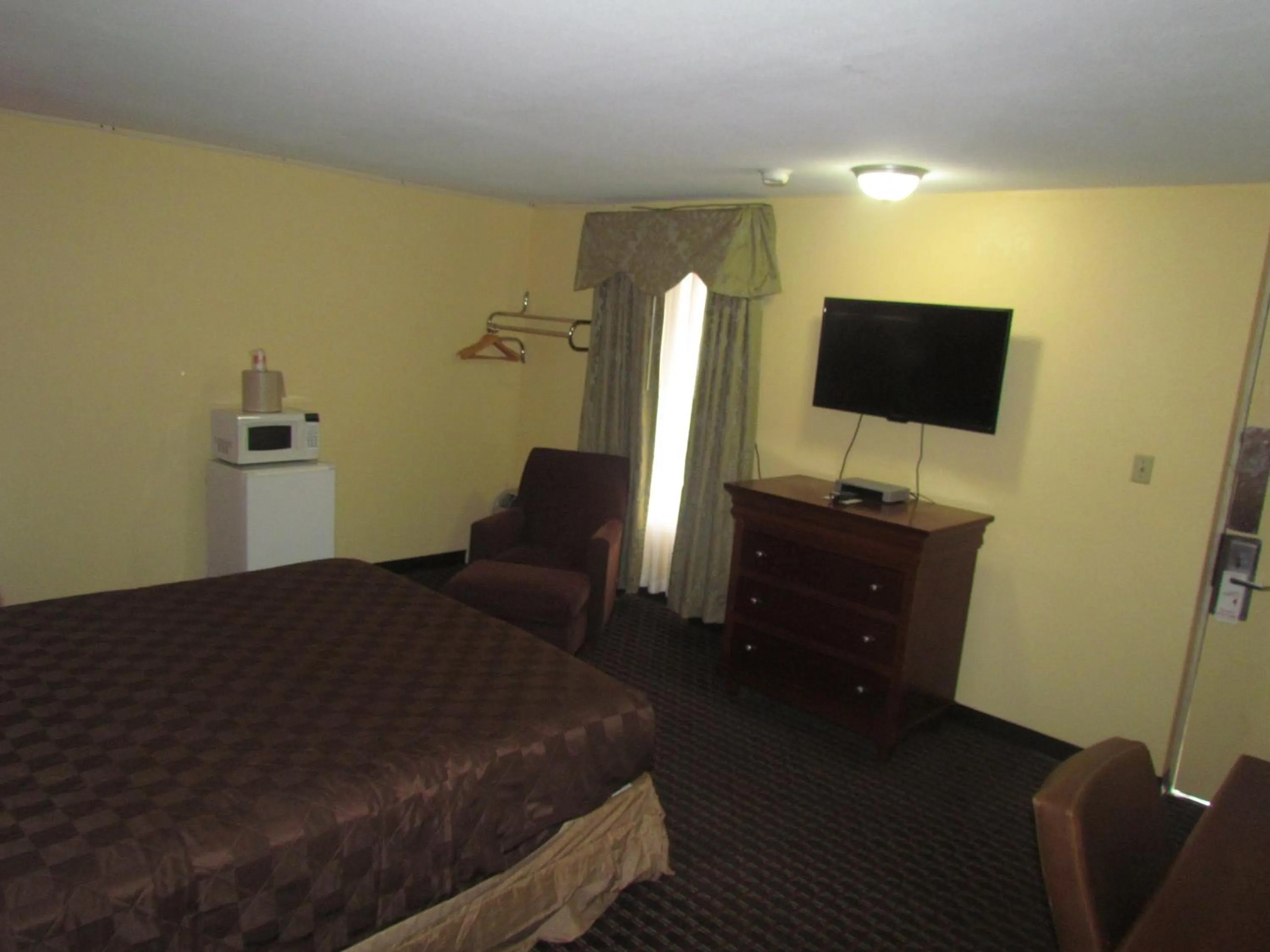 TV and multimedia, Bed in Red Carpet Inn - Augusta