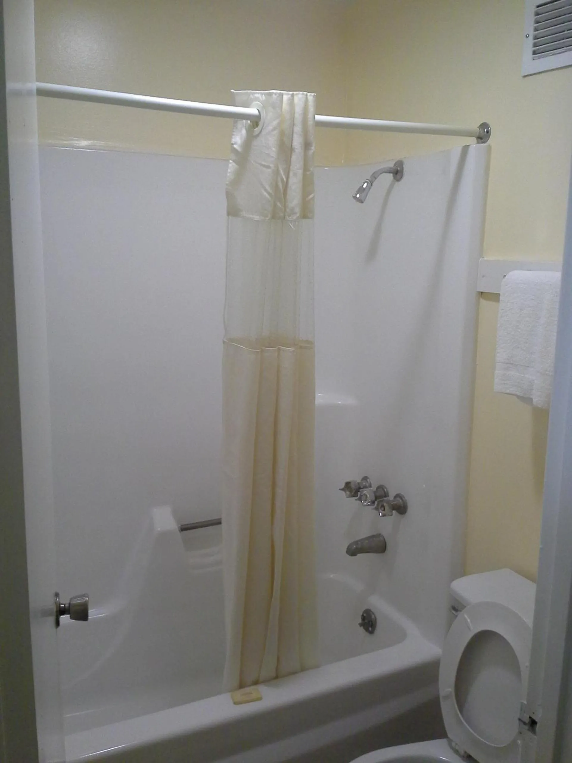 Bathroom in Red Carpet Inn - Augusta