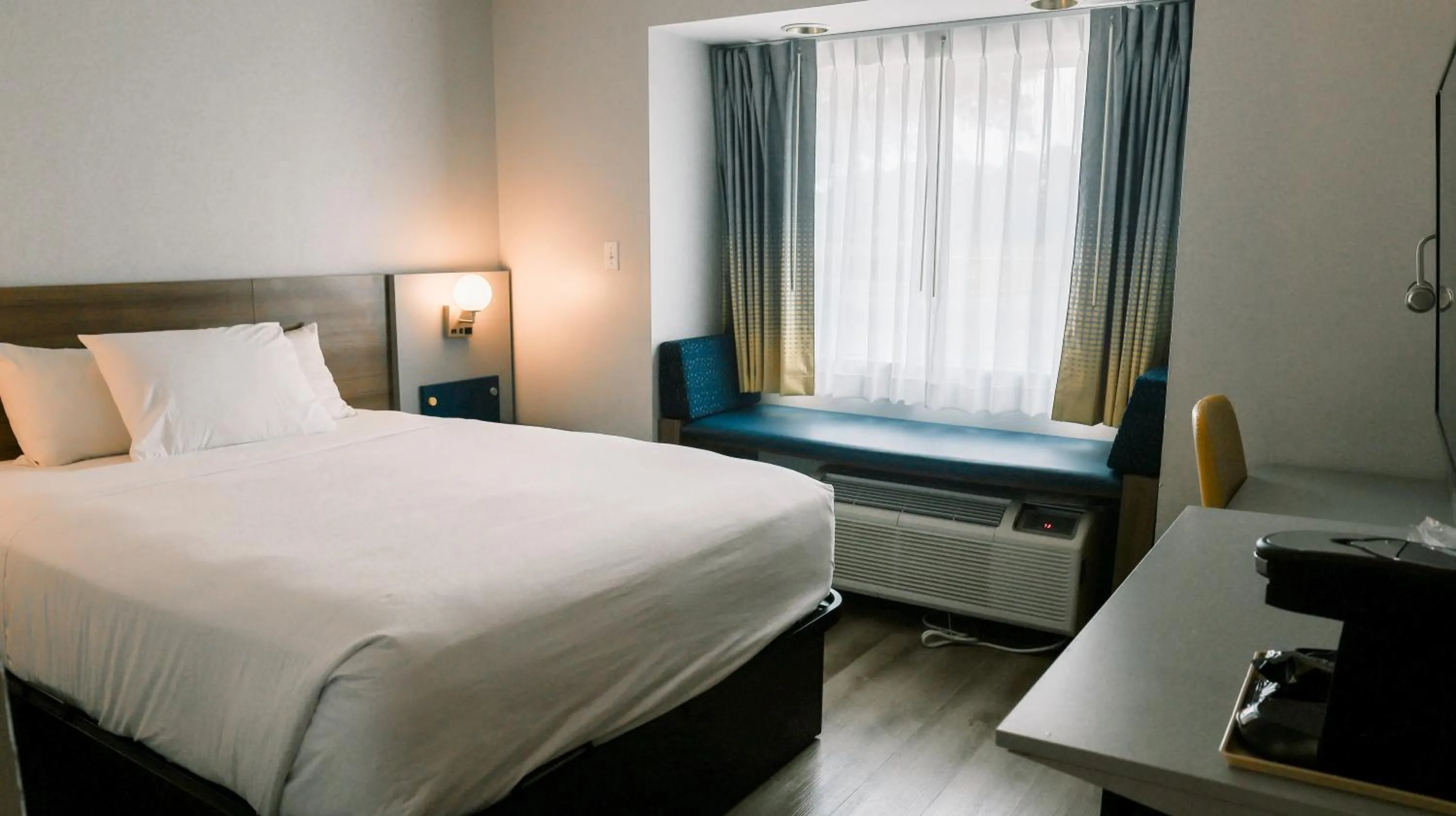 Bedroom, Bed in Microtel Inn & Suites by Wyndham Gulf Shores