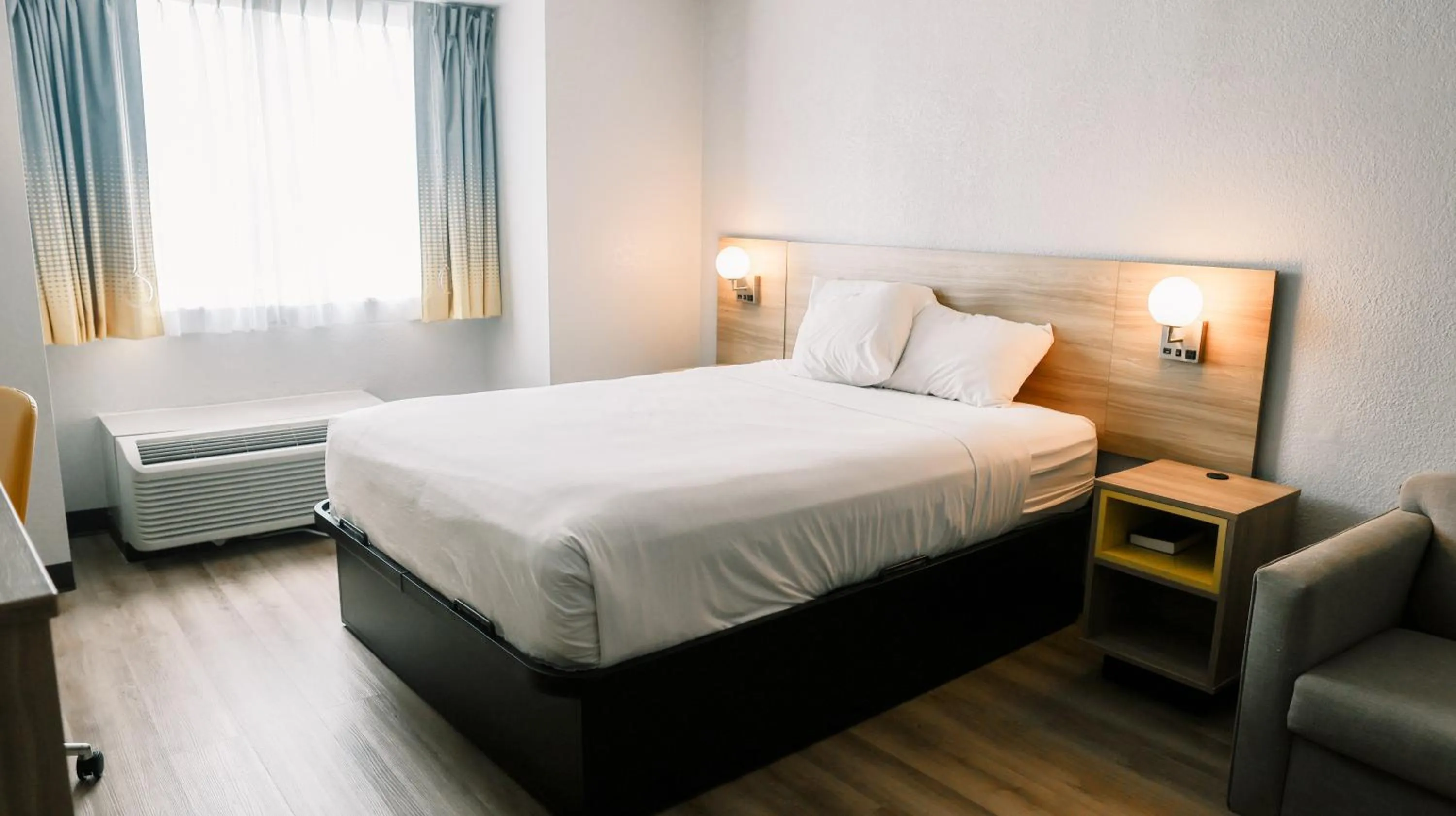 Bedroom, Bed in Microtel Inn & Suites by Wyndham Gulf Shores