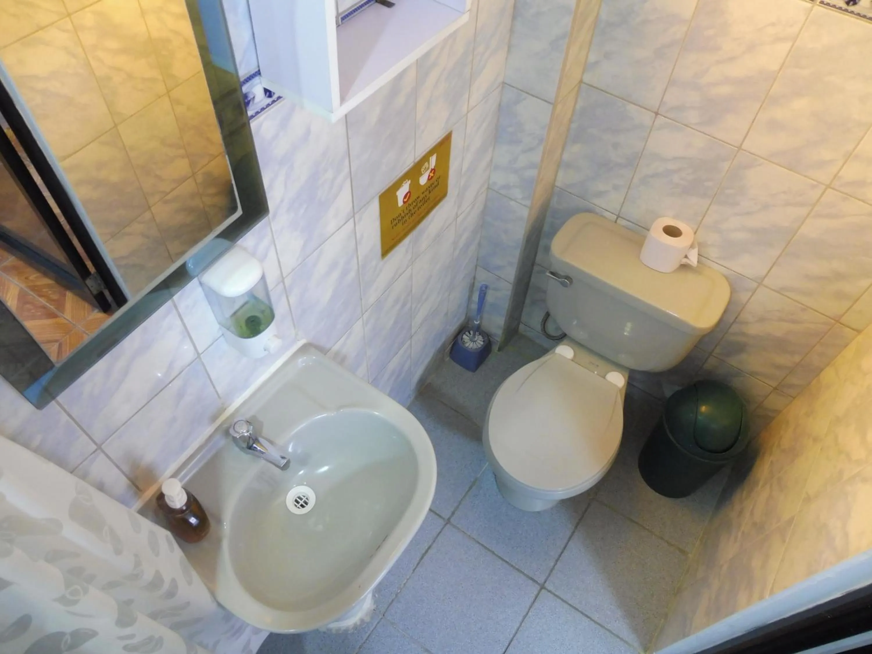 Shower in Paypurix Hostel Lima Airport