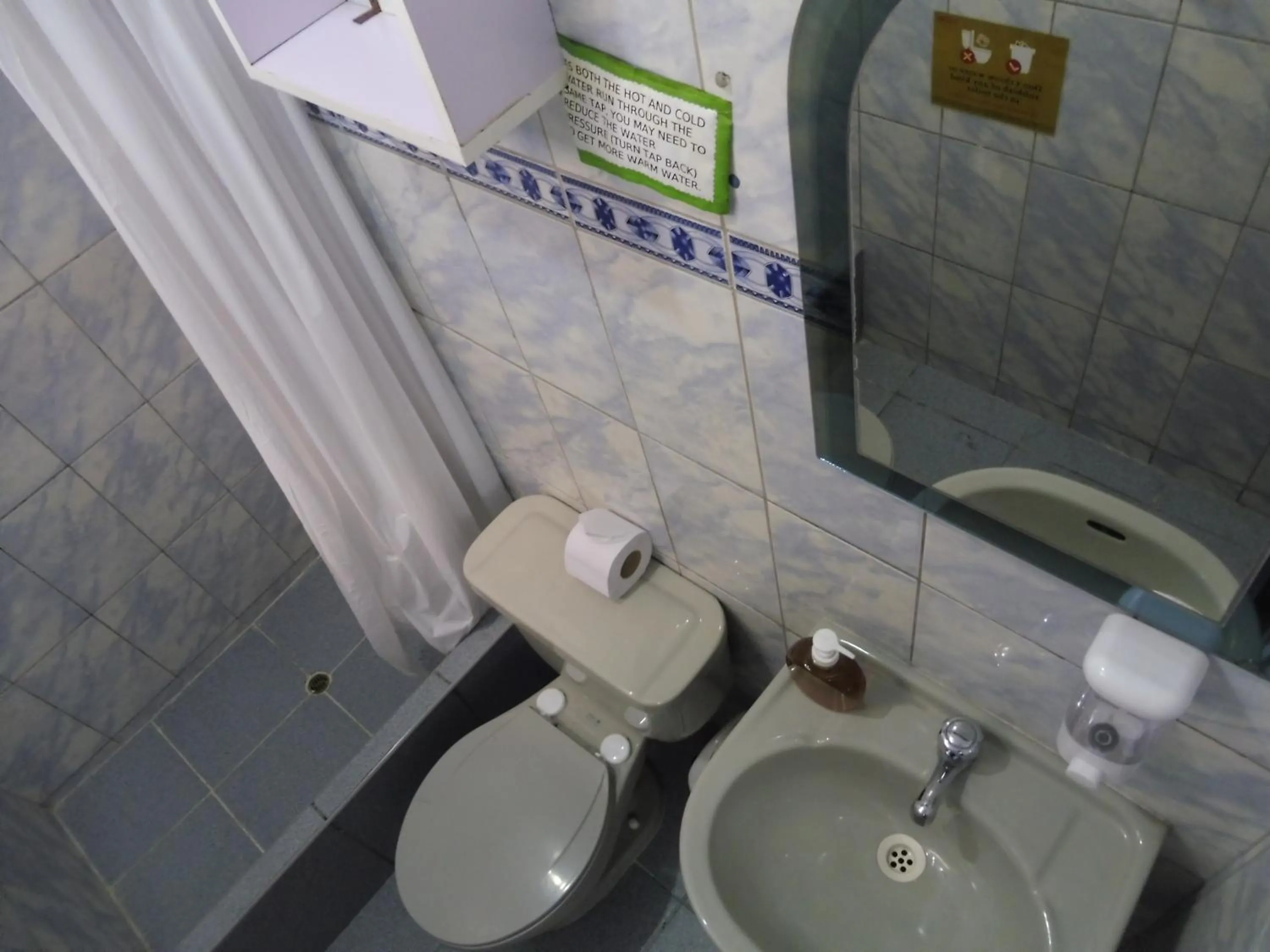 Shower in Paypurix Hostel Lima Airport