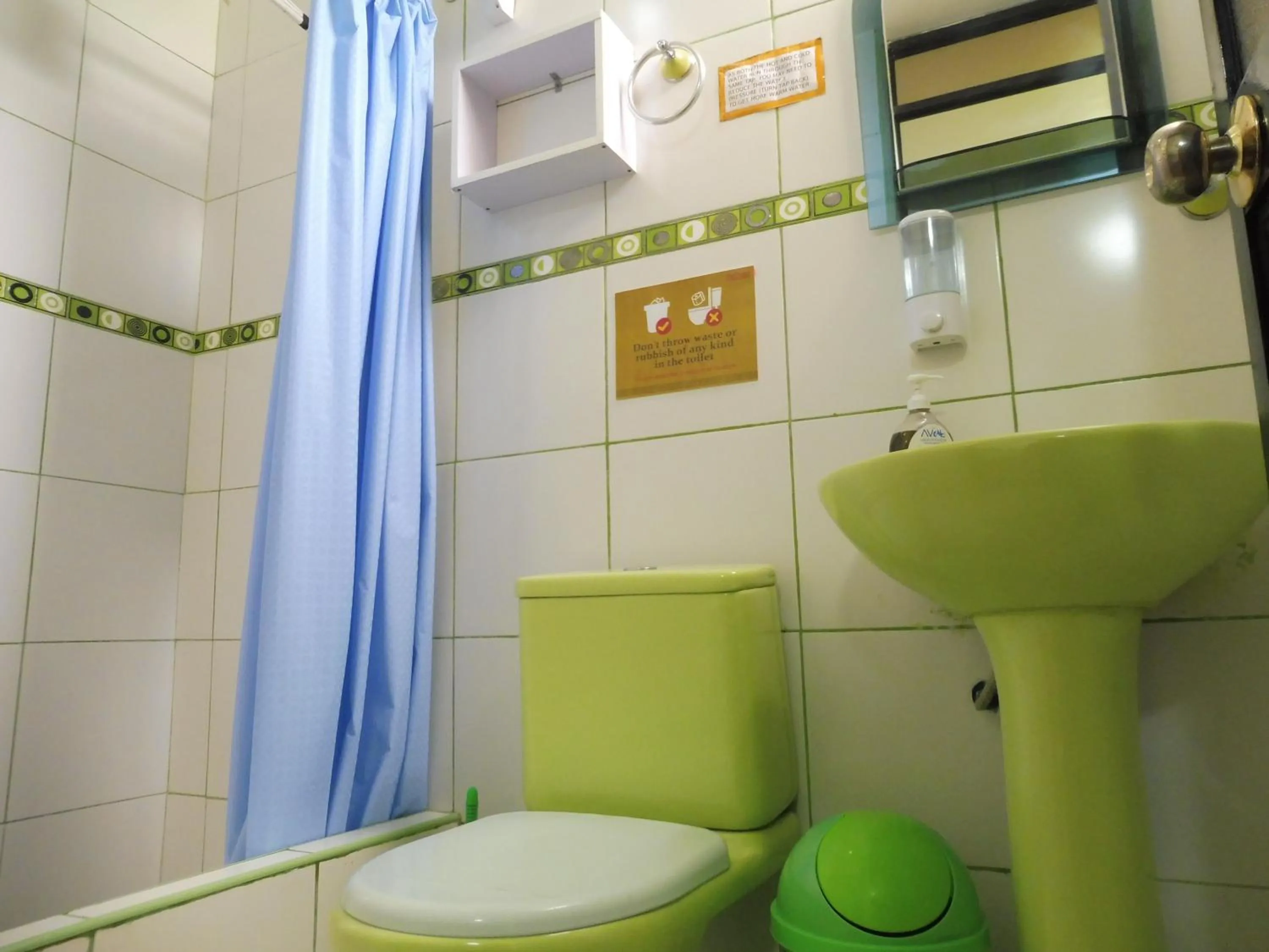 Toilet in Paypurix Hostel Lima Airport