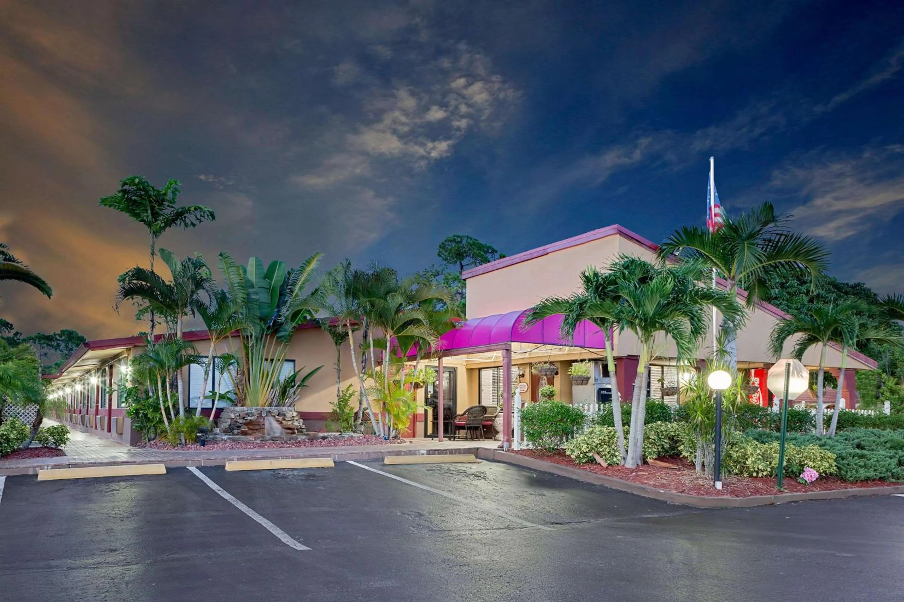 Property building in Knights Inn Port Charlotte