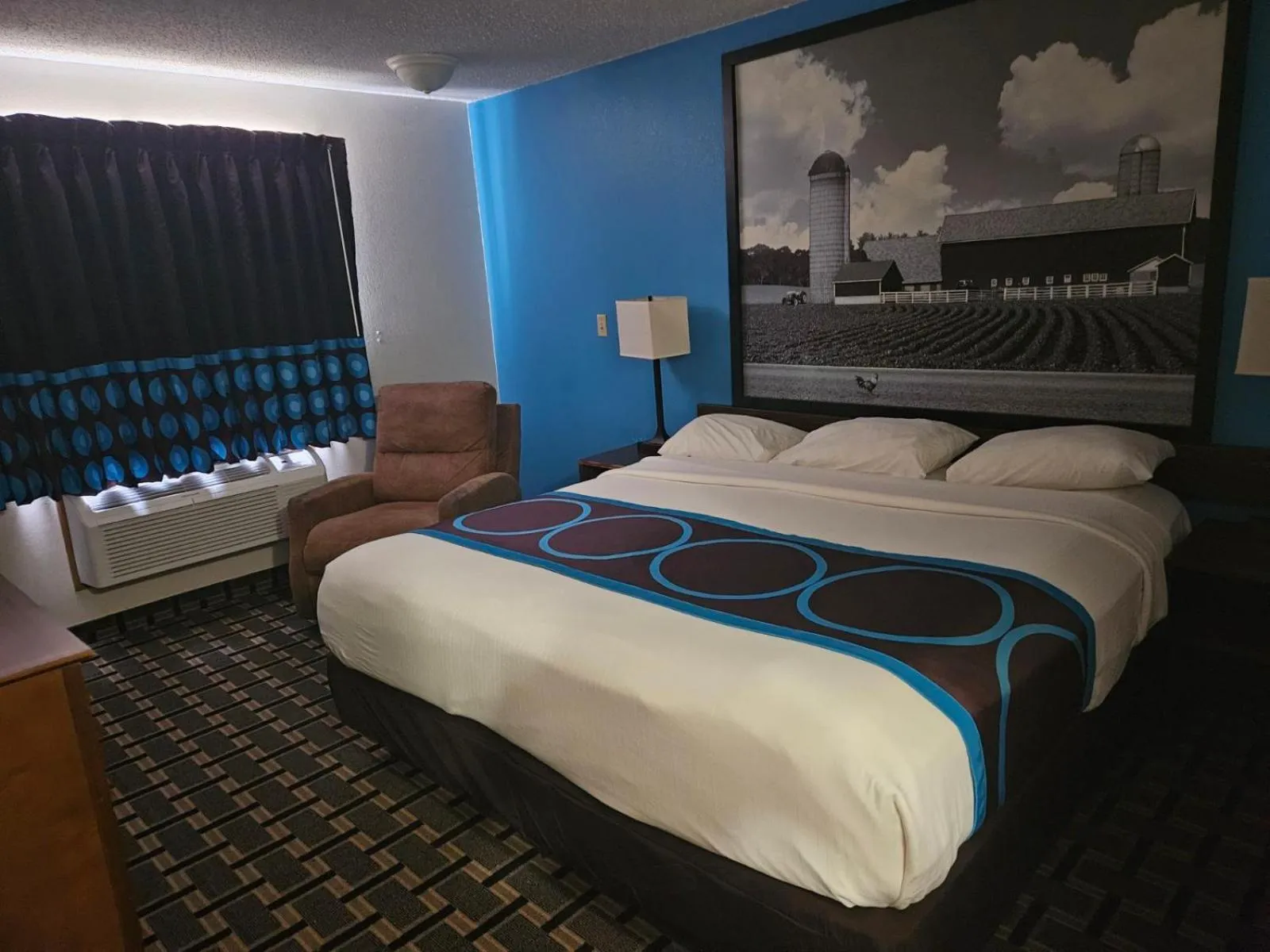 Bed in Super 8 by Wyndham Lincoln West