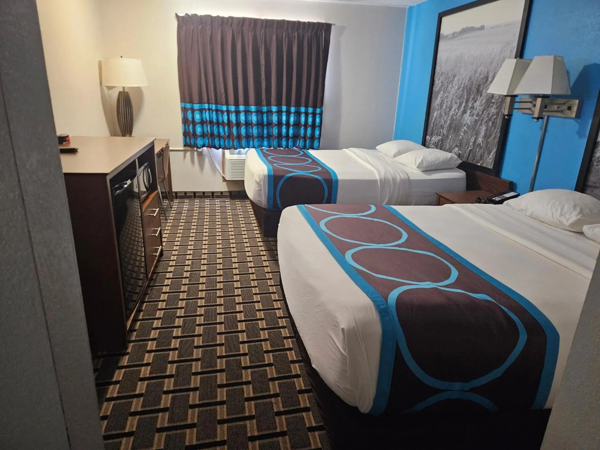 Photo of the whole room, Bed in Super 8 by Wyndham Lincoln West