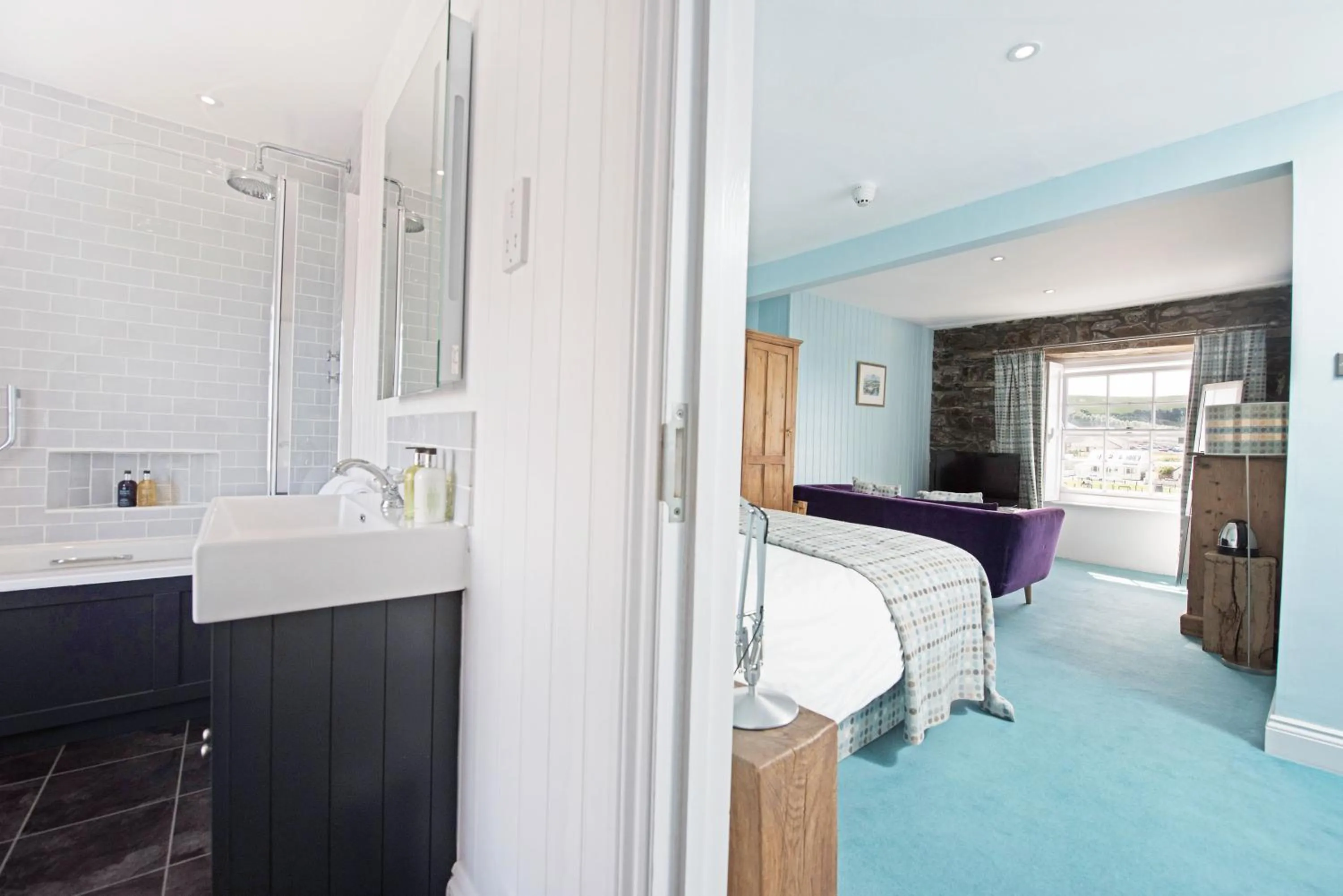 Bathroom, Bed in Harbourmaster Hotel