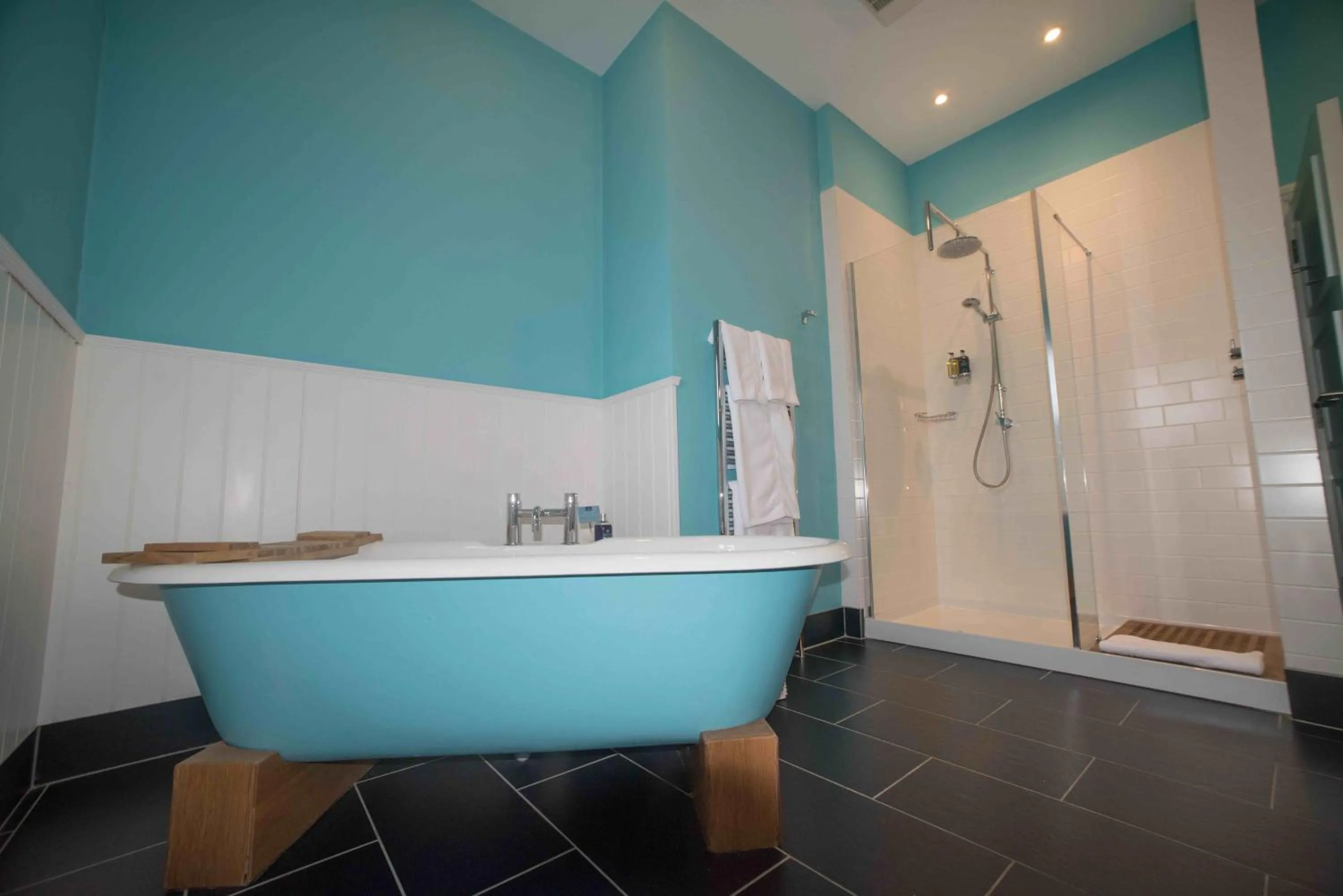 Shower in Harbourmaster Hotel