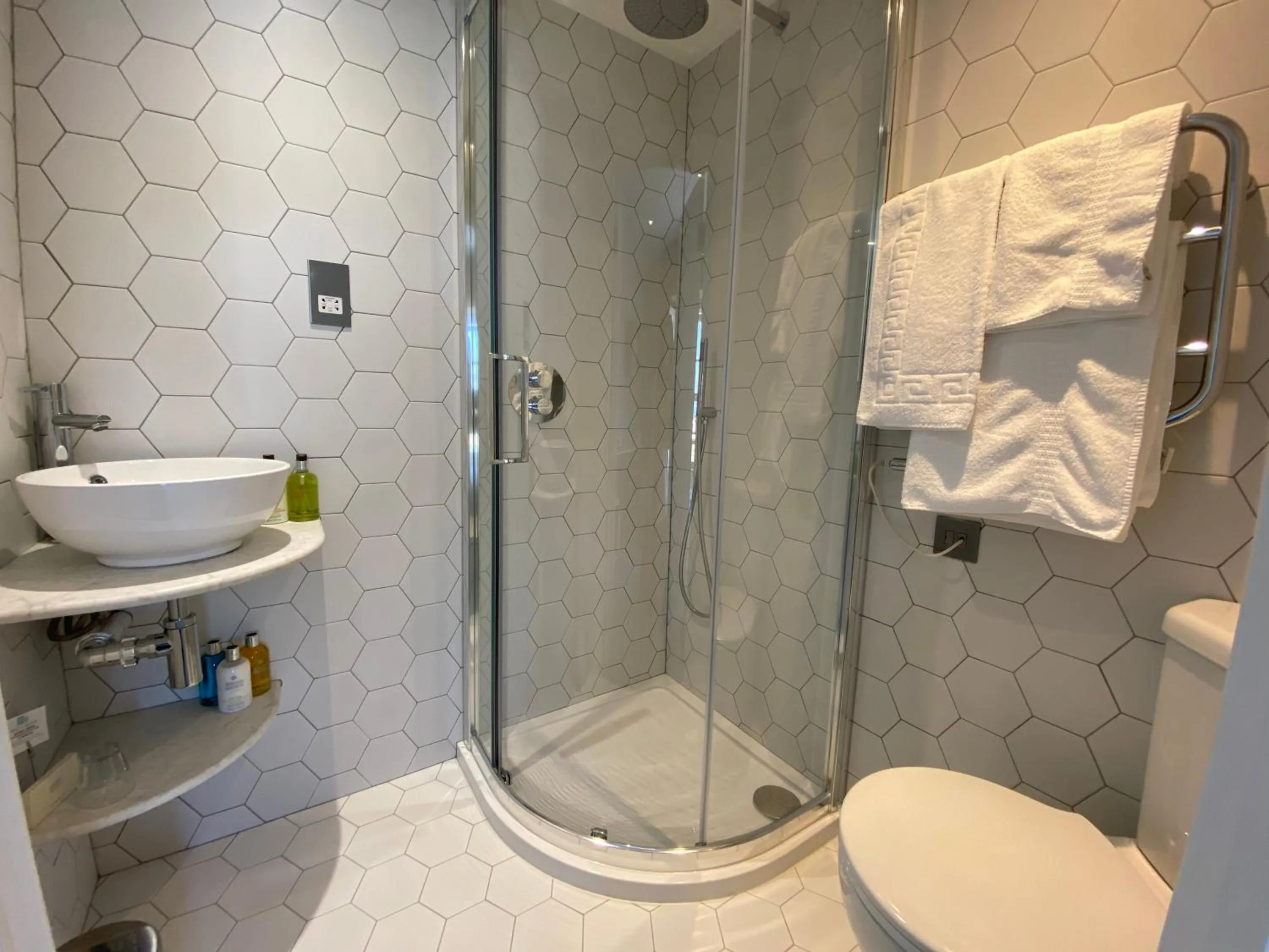 Shower in Harbourmaster Hotel