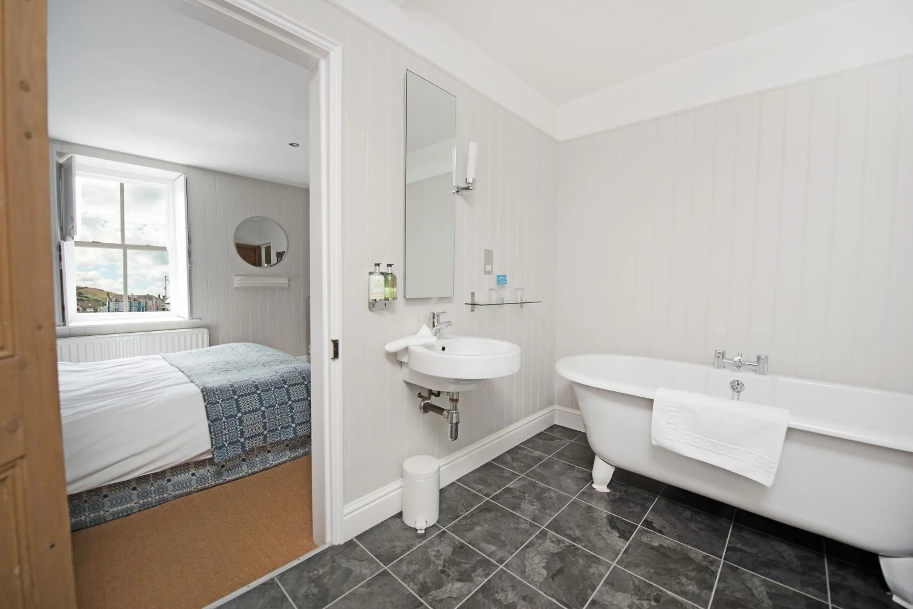 Bathroom, Bed in Harbourmaster Hotel