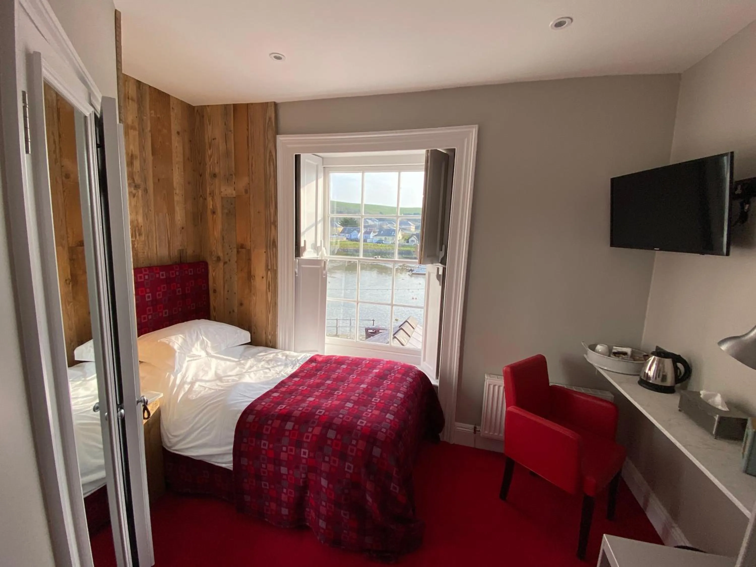 Photo of the whole room, Bed in Harbourmaster Hotel