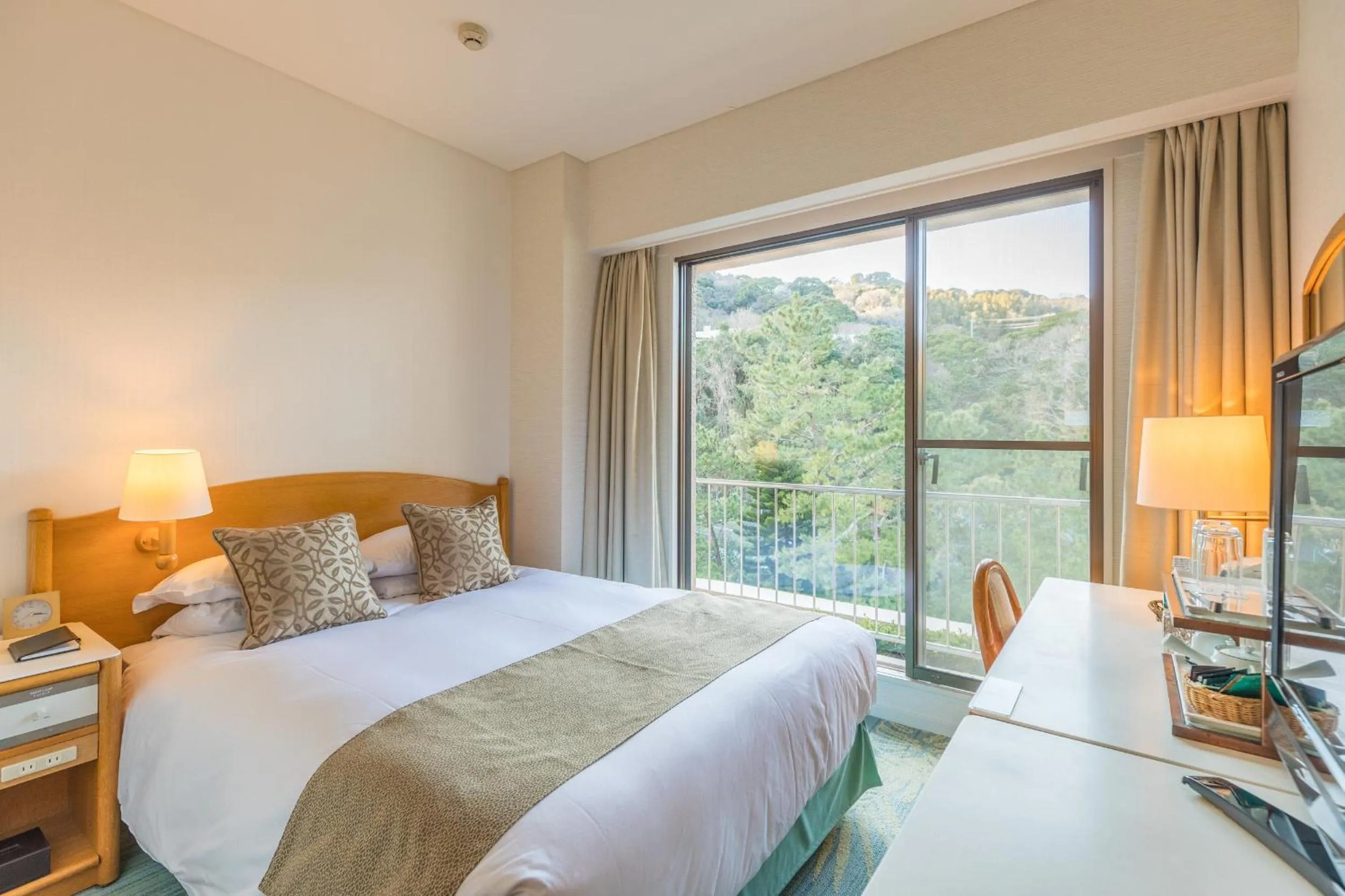 Mountain view, Bed in Izu Imaihama Tokyu Hotel