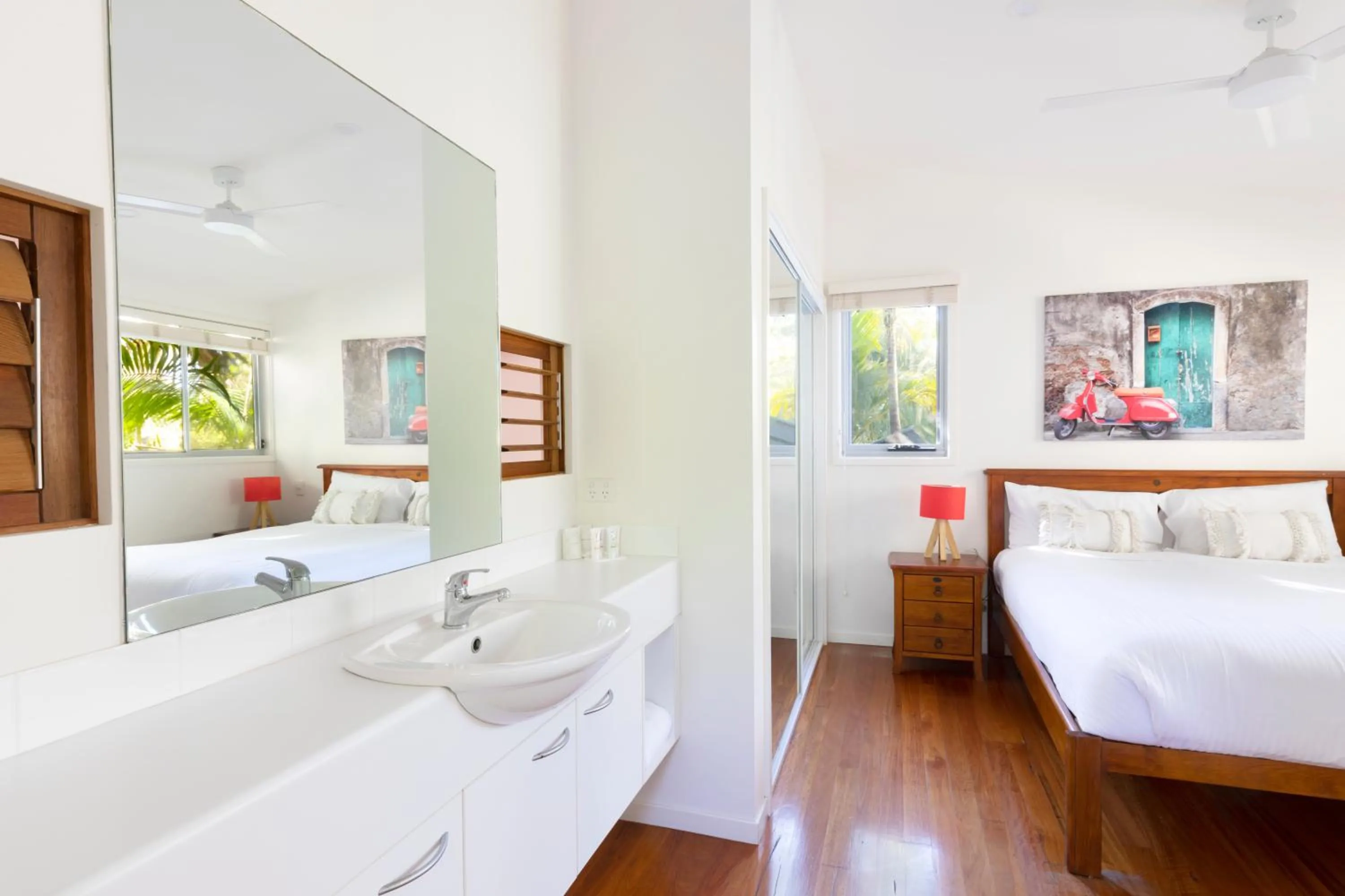 Bathroom, Bed in Mobys Beachside Retreat