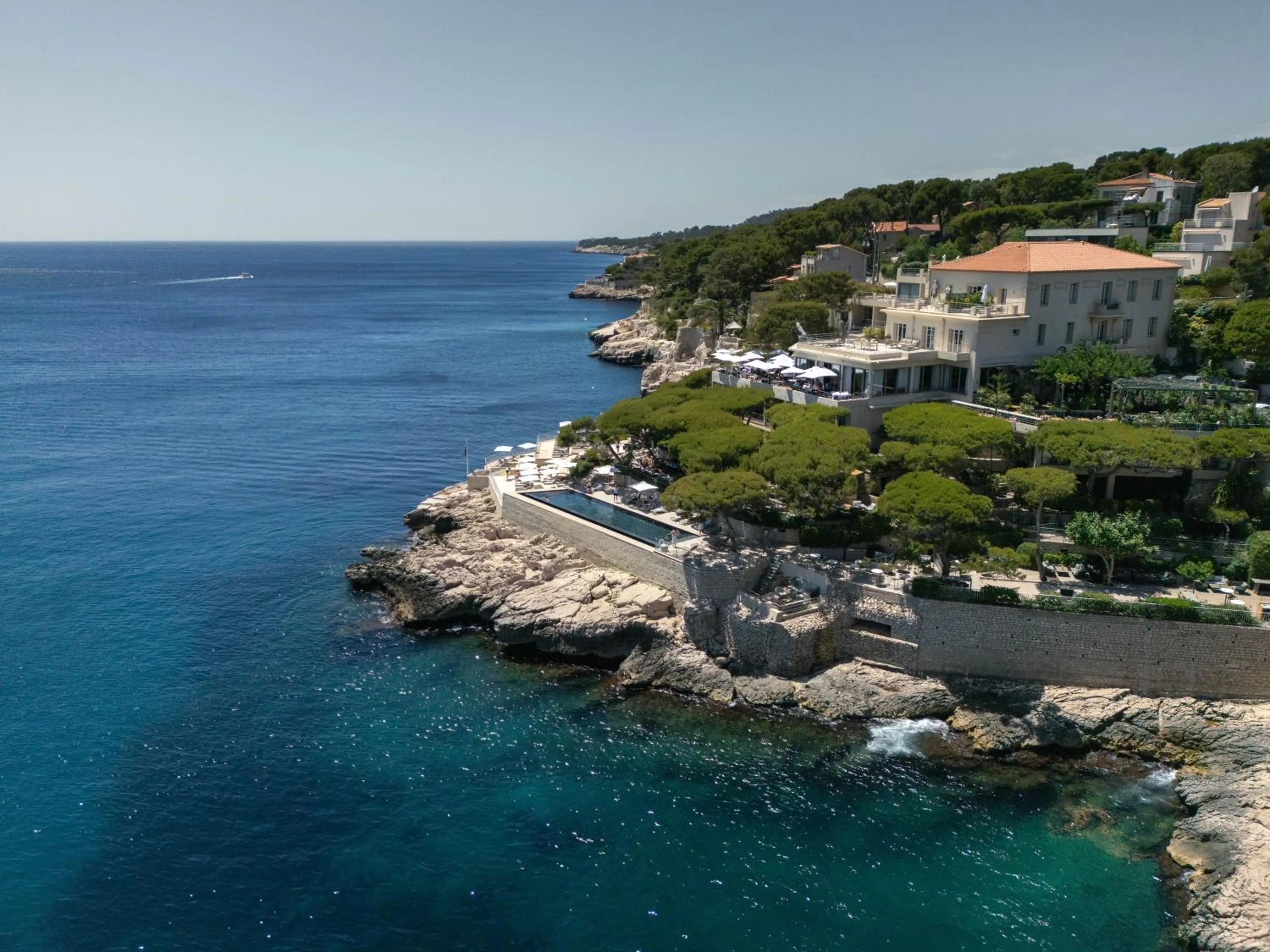Property building in Hôtel Les Roches Blanches Cassis