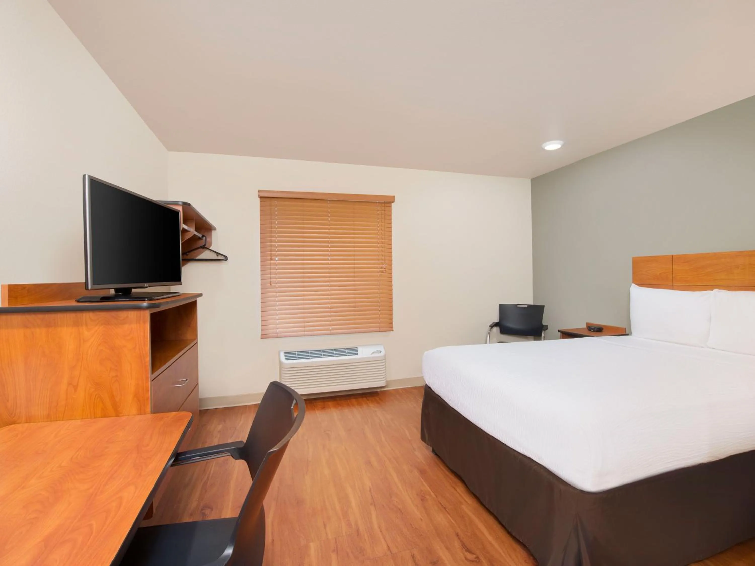 Bed in Extended Stay America Select Suites - Atlanta - Chamblee