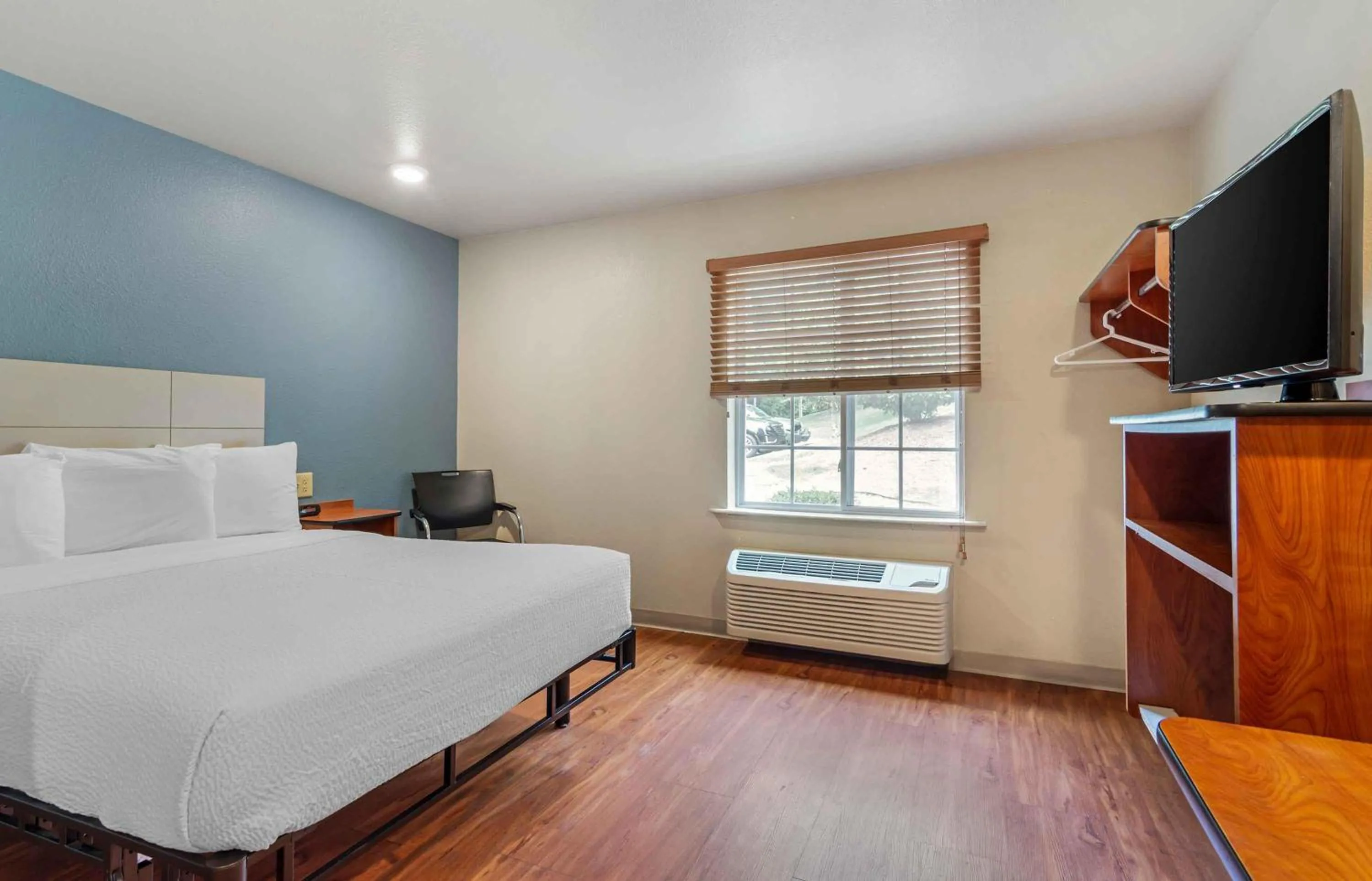 Bedroom, Bed in Extended Stay America Select Suites - Atlanta - Chamblee