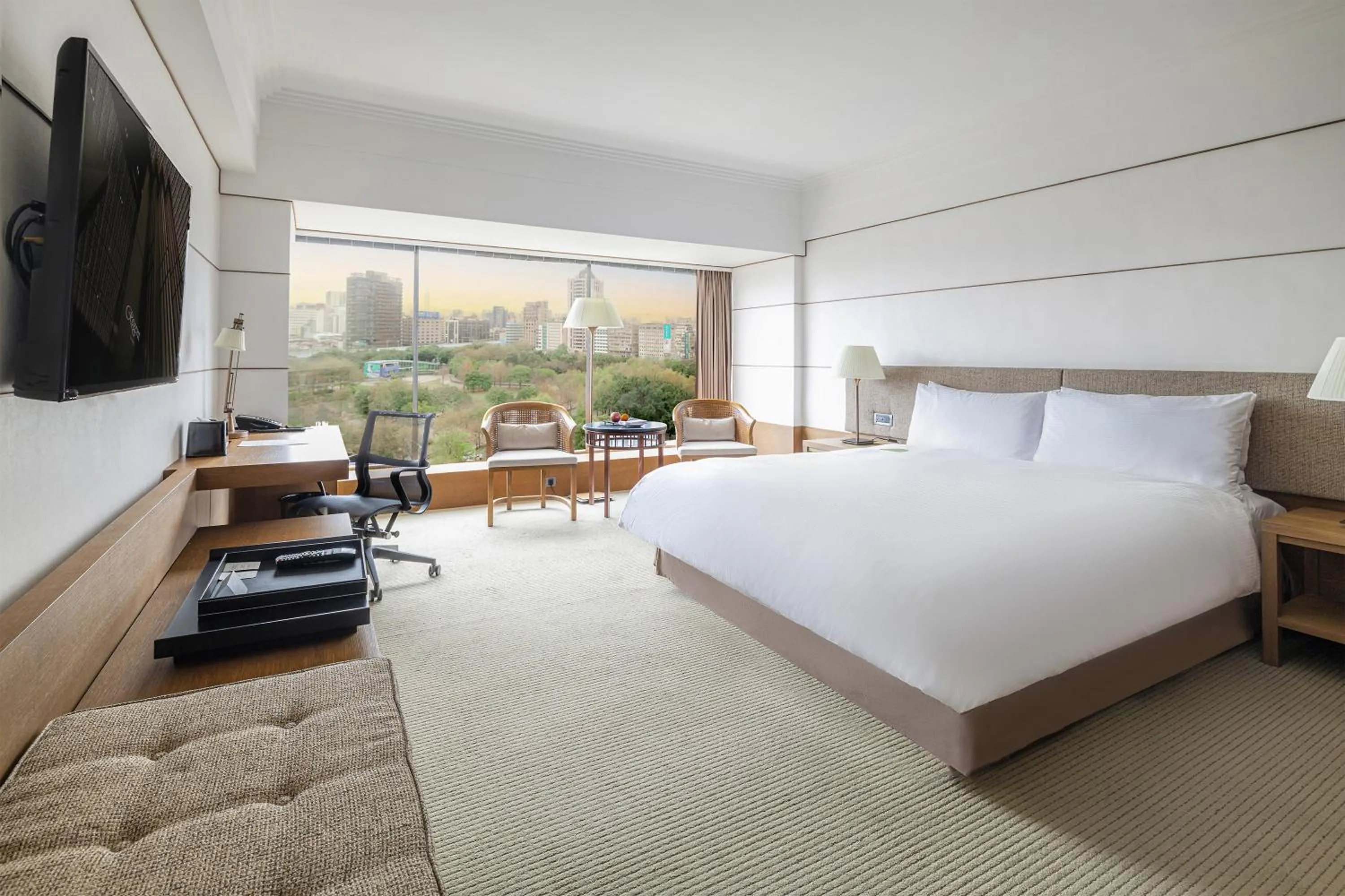 Photo of the whole room, Bed in Regent Taipei