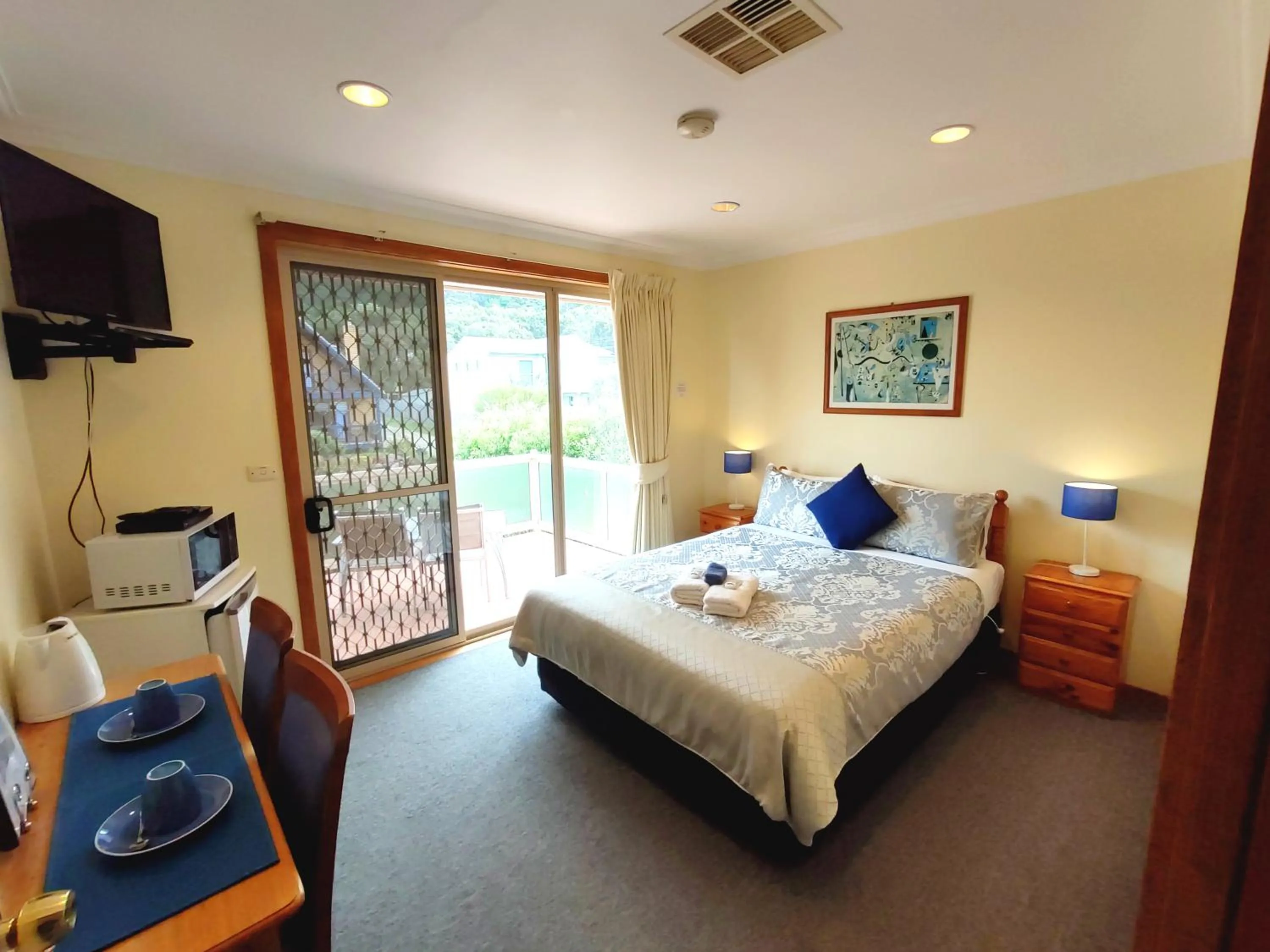 Photo of the whole room, Bed in Angela's Beach Stays
