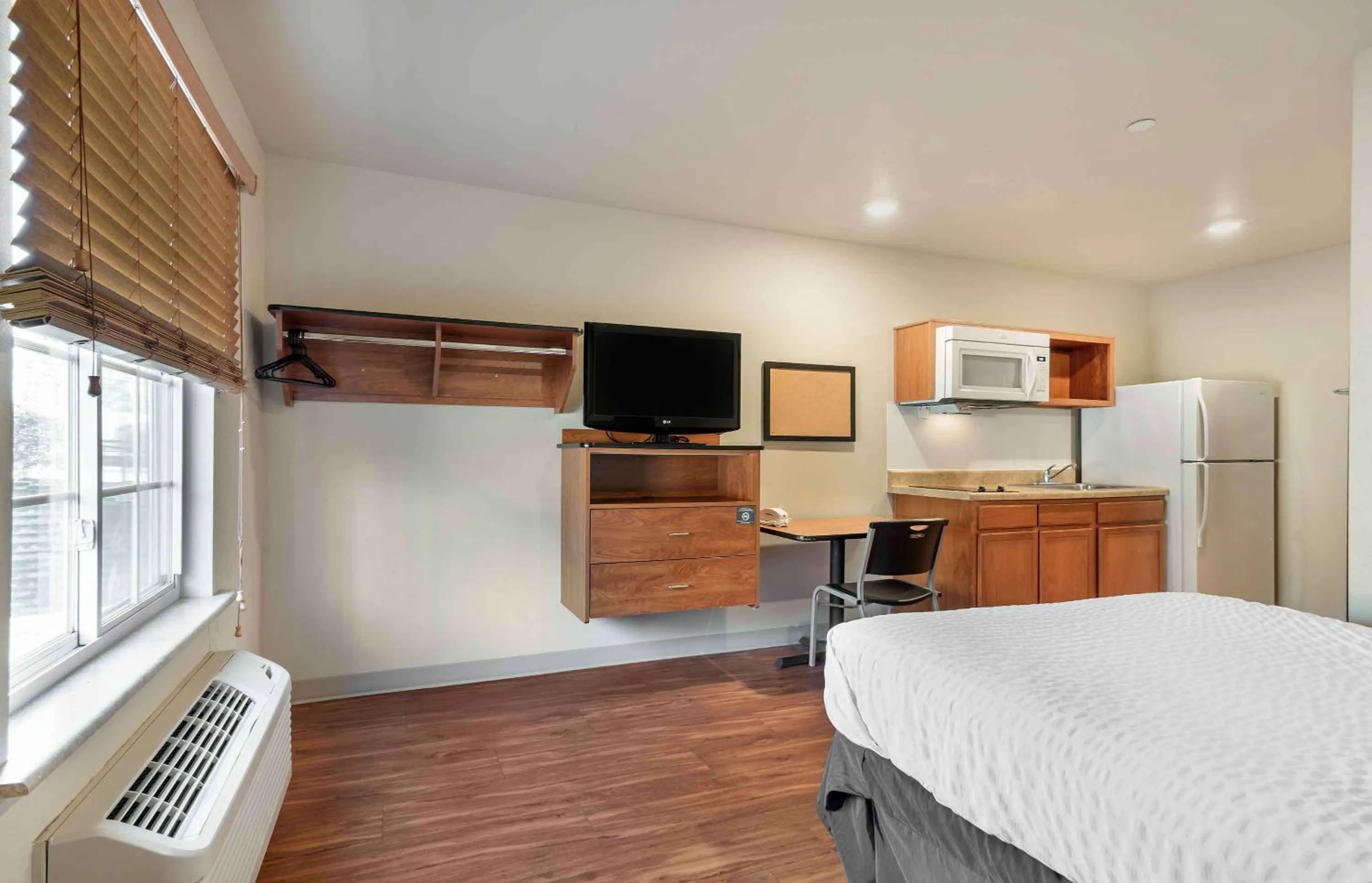 Bedroom in Extended Stay America Select Suites - Atlanta - Alpharetta